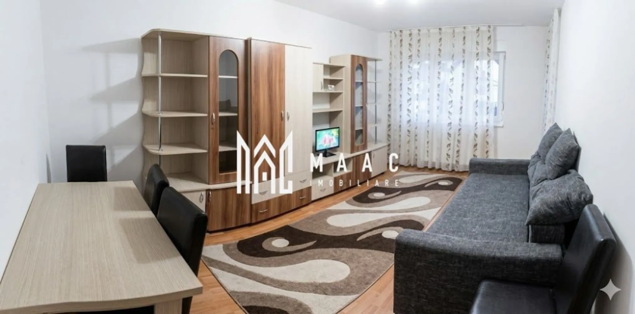 Apartament 3 camere | Etaj 1 | Balcon | Parcare | 60 MPU | Strand - MAAC Imobiliare vă propune spre închiriere un apartament cu 3 camere, decomandat, situat la etajul 1, în cartierul Ștrand, una dintre cele mai apreciate zone rezidențiale din Sibiu.

Locuința are o suprafață utilă de 60 mp, la care se adaugă un balcon închis de 6 mp, fiind recent renovată, izolată termic și pregătită pentru mutare imediată.

Compartimentare
Living luminos
2 dormitoare
Bucătărie separată
Baie
Hol
Balcon închis de 6 mp
Dotări și beneficii
Complet mobilat și utilat
Mașină de spălat rufe
Frigider No Frost
Izolație termică exterioară
Loc de parcare inclus
Apartament renovat recent
Spații bine compartimentate și luminoase
Avantaje locație
Situat în cartierul Ștrand
Aproape de magazine, supermarketuri și farmacii
În vecinătatea băncilor, școlilor și grădinițelor
Acces rapid către Parcul Sub Arini și zonele de recreere
La aproximativ 15 minute de mers pe jos de centrul Sibiului
Mijloace de transport în comun în apropiere
Potrivit pentru
Familie
Cuplu
Persoane care își doresc o zonă liniștită și bine conectată

Pentru informații suplimentare, menționează codul ID: CP3138140
