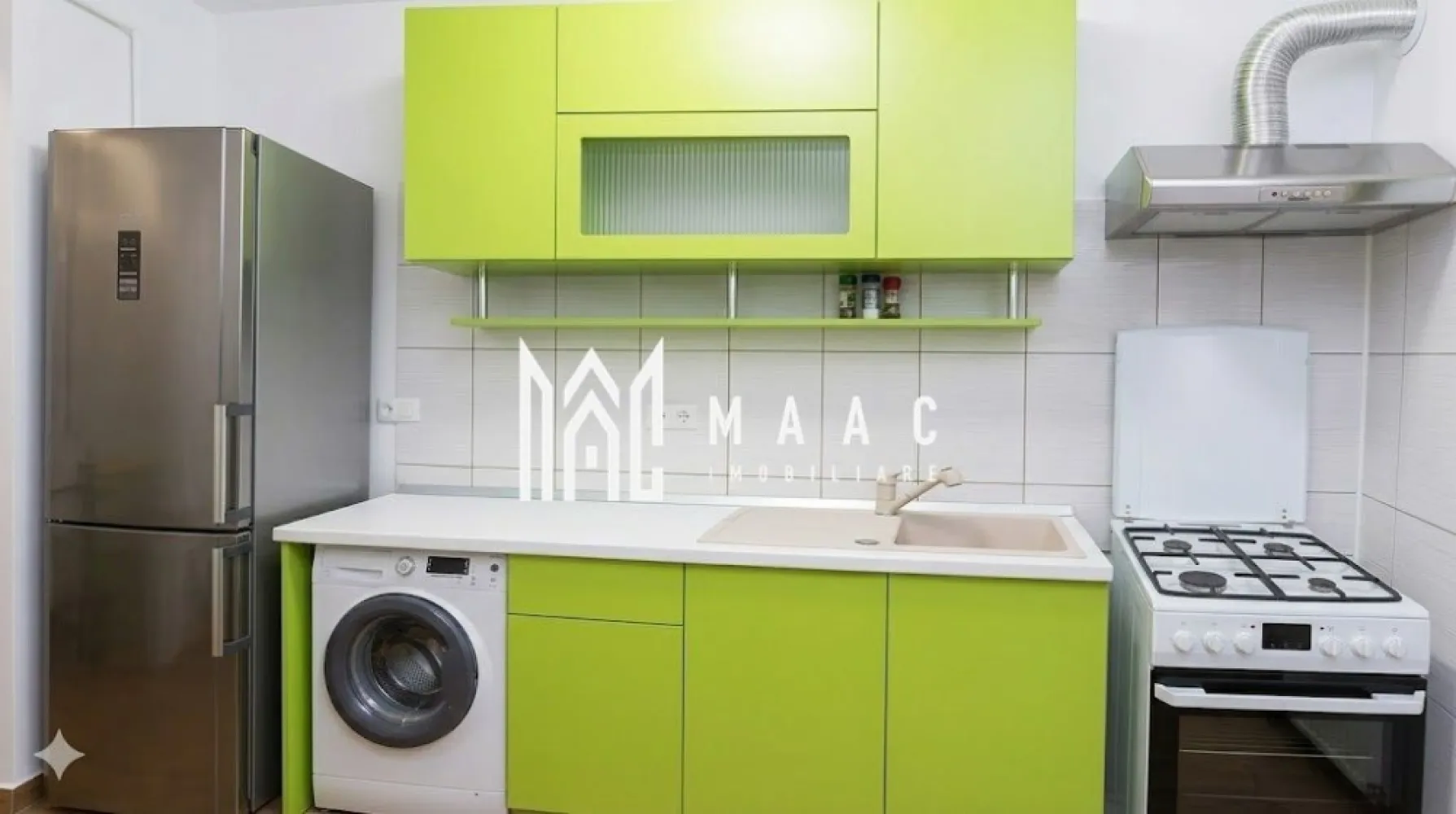 Apartament 3 camere | Etaj 1 | Balcon | Parcare | 60 MPU | Strand - MAAC Imobiliare vă propune spre închiriere un apartament cu 3 camere, decomandat, situat la etajul 1, în cartierul Ștrand, una dintre cele mai apreciate zone rezidențiale din Sibiu.

Locuința are o suprafață utilă de 60 mp, la care se adaugă un balcon închis de 6 mp, fiind recent renovată, izolată termic și pregătită pentru mutare imediată.

Compartimentare
Living luminos
2 dormitoare
Bucătărie separată
Baie
Hol
Balcon închis de 6 mp
Dotări și beneficii
Complet mobilat și utilat
Mașină de spălat rufe
Frigider No Frost
Izolație termică exterioară
Loc de parcare inclus
Apartament renovat recent
Spații bine compartimentate și luminoase
Avantaje locație
Situat în cartierul Ștrand
Aproape de magazine, supermarketuri și farmacii
În vecinătatea băncilor, școlilor și grădinițelor
Acces rapid către Parcul Sub Arini și zonele de recreere
La aproximativ 15 minute de mers pe jos de centrul Sibiului
Mijloace de transport în comun în apropiere
Potrivit pentru
Familie
Cuplu
Persoane care își doresc o zonă liniștită și bine conectată

Pentru informații suplimentare, menționează codul ID: CP3138140