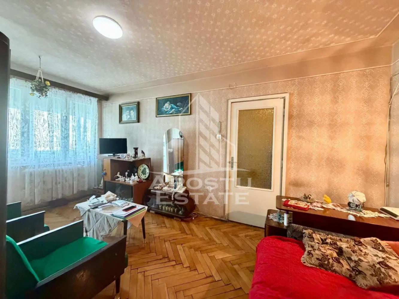 Apartament 2 camere de vanzare, boxa, zona Circumvalatiunii, Timisoara - Agentia imobiliara APOSTU ESTATE va propune spre vanzare un apartament decomandat spatios si elegant cu 2 camere de 48 mp , situat la etajul 6 din 10 in zona Lipovei din Timisoara, o zona linistita si foarte bine conectata. Aceasta proprietate este ideala pentru familii sau pentru cei care isi doresc un apartament bine compartimentat, confortabil si potrivit atat pentru locuinta proprie, cat si pentru investitie imobiliara.

Detalii generale:
- Suprafata utila: 48 mp
- Etaj intermediar: 6 din 10

Compartimentare:
- Hol de acces generos
- Bucatarie
- Living luminos si spatios
- Dormitor matrimonial
- Baie cu cada
- Debara
Confort si dotari:
- Apartamentul beneficiaza de incalzire cu ajutorul termoficarii, se poate pe viitor monta centrala

Localizare:
Zona este foarte linistita, cu acces rapid catre oras si multiple puncte de interes: supermarket-uri, piata, farmacii, scoli, gradinite, restaurante si mijloace de transport in comun. In apropiere se afla Iulius Mall, ceea ce creste atractivitatea proprietatii atat pentru locuit, cat si pentru inchiriere.

Agentia Apostu Estate va ofera consultata bancara gratuita prin intermediul colaboratorilor nostri si broker de credite pentru alegerea celui mai potrivit tip de credit, astfel incat dvs sa deveniti proprietar in cel mai scurt timp posibil.

Programeaza o vizionare chiar astazi si descopera avantajele acestui apartament spatios din Lipovei!
ID intern: CP3148547!