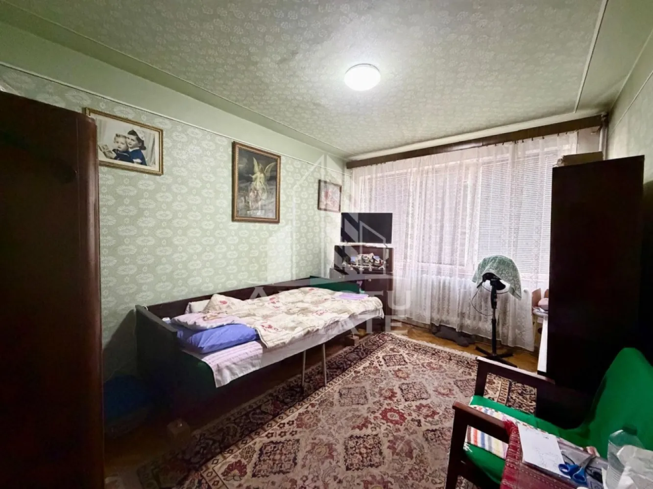 Apartament 2 camere de vanzare, boxa, zona Circumvalatiunii, Timisoara - Agentia imobiliara APOSTU ESTATE va propune spre vanzare un apartament decomandat spatios si elegant cu 2 camere de 48 mp , situat la etajul 6 din 10 in zona Lipovei din Timisoara, o zona linistita si foarte bine conectata. Aceasta proprietate este ideala pentru familii sau pentru cei care isi doresc un apartament bine compartimentat, confortabil si potrivit atat pentru locuinta proprie, cat si pentru investitie imobiliara.

Detalii generale:
- Suprafata utila: 48 mp
- Etaj intermediar: 6 din 10

Compartimentare:
- Hol de acces generos
- Bucatarie
- Living luminos si spatios
- Dormitor matrimonial
- Baie cu cada
- Debara
Confort si dotari:
- Apartamentul beneficiaza de incalzire cu ajutorul termoficarii, se poate pe viitor monta centrala

Localizare:
Zona este foarte linistita, cu acces rapid catre oras si multiple puncte de interes: supermarket-uri, piata, farmacii, scoli, gradinite, restaurante si mijloace de transport in comun. In apropiere se afla Iulius Mall, ceea ce creste atractivitatea proprietatii atat pentru locuit, cat si pentru inchiriere.

Agentia Apostu Estate va ofera consultata bancara gratuita prin intermediul colaboratorilor nostri si broker de credite pentru alegerea celui mai potrivit tip de credit, astfel incat dvs sa deveniti proprietar in cel mai scurt timp posibil.

Programeaza o vizionare chiar astazi si descopera avantajele acestui apartament spatios din Lipovei!
ID intern: CP3148547!