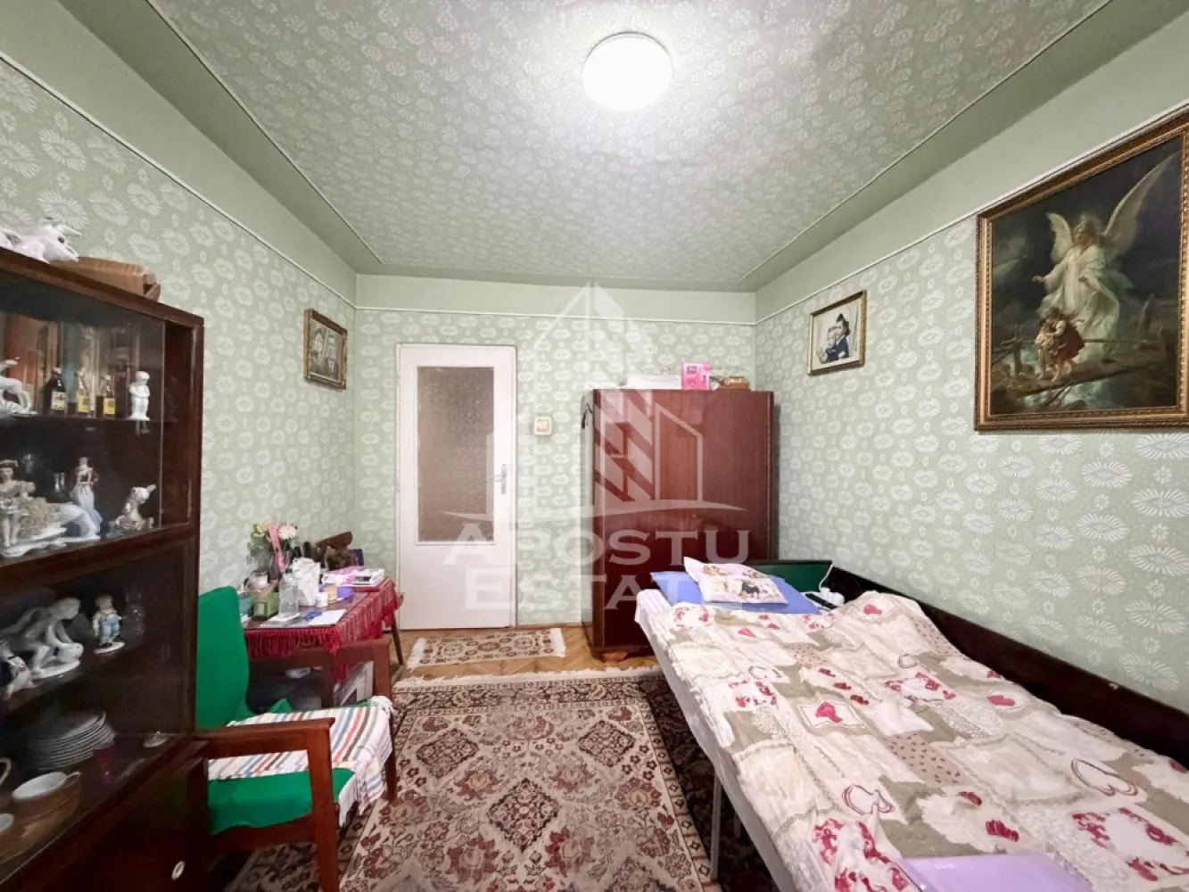 Apartament 2 camere de vanzare, boxa, zona Circumvalatiunii, Timisoara - Agentia imobiliara APOSTU ESTATE va propune spre vanzare un apartament decomandat spatios si elegant cu 2 camere de 48 mp , situat la etajul 6 din 10 in zona Lipovei din Timisoara, o zona linistita si foarte bine conectata. Aceasta proprietate este ideala pentru familii sau pentru cei care isi doresc un apartament bine compartimentat, confortabil si potrivit atat pentru locuinta proprie, cat si pentru investitie imobiliara.

Detalii generale:
- Suprafata utila: 48 mp
- Etaj intermediar: 6 din 10

Compartimentare:
- Hol de acces generos
- Bucatarie
- Living luminos si spatios
- Dormitor matrimonial
- Baie cu cada
- Debara
Confort si dotari:
- Apartamentul beneficiaza de incalzire cu ajutorul termoficarii, se poate pe viitor monta centrala

Localizare:
Zona este foarte linistita, cu acces rapid catre oras si multiple puncte de interes: supermarket-uri, piata, farmacii, scoli, gradinite, restaurante si mijloace de transport in comun. In apropiere se afla Iulius Mall, ceea ce creste atractivitatea proprietatii atat pentru locuit, cat si pentru inchiriere.

Agentia Apostu Estate va ofera consultata bancara gratuita prin intermediul colaboratorilor nostri si broker de credite pentru alegerea celui mai potrivit tip de credit, astfel incat dvs sa deveniti proprietar in cel mai scurt timp posibil.

Programeaza o vizionare chiar astazi si descopera avantajele acestui apartament spatios din Lipovei!
ID intern: CP3148547!