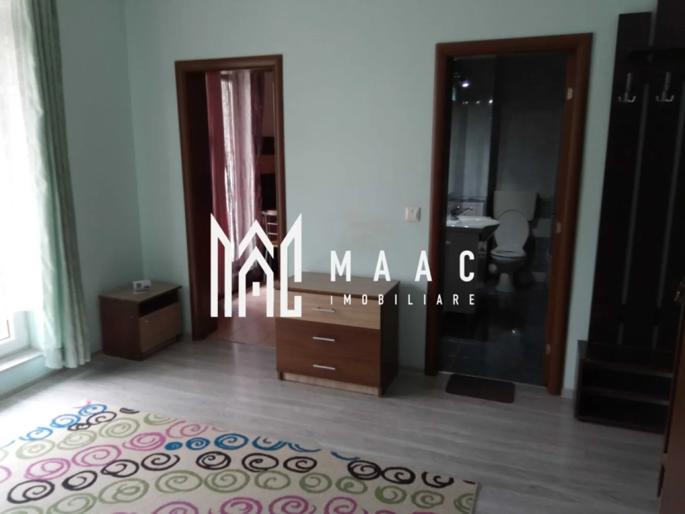 Garsoniera | Etaj 1 | Balcon | 33 MPU | Parcare | Turnisor - MAAC Imobiliare vă propune spre închiriere o garsonieră modernă, situată în cartierul Turnișor, una dintre zonele apreciate ale Sibiului, cu acces rapid către aeroport, zona industrială și principalele artere de circulație ale orașului.

Garsoniera este amplasată la etajul 1 al unui imobil cu 4 etaje și are o suprafață utilă de aproximativ 33 mp, fiind ideală pentru o persoană sau un cuplu.

Compartimentare
Cameră spațioasă și luminoasă
Bucătărie separată
Baie
Balcon
Loc de parcare propriu
Dotări și finisaje
Complet mobilată și utilată
Centrală termică proprie
Geamuri termopan
Contorizare individuală pentru apă, gaz și energie electrică
Mobilier modern și funcțional
Costuri reduse de întreținere
Avantaje locație
Situată în zona Turnișor
Acces rapid către aeroport
Aproape de fabrici și zona industrială Vest
Evitarea traficului aglomerat prin accesul facil către strada Ogorului
Magazine, farmacii și stații de autobuz în apropiere
Conexiune rapidă către centrul orașului
Preț

220 Euro/lună