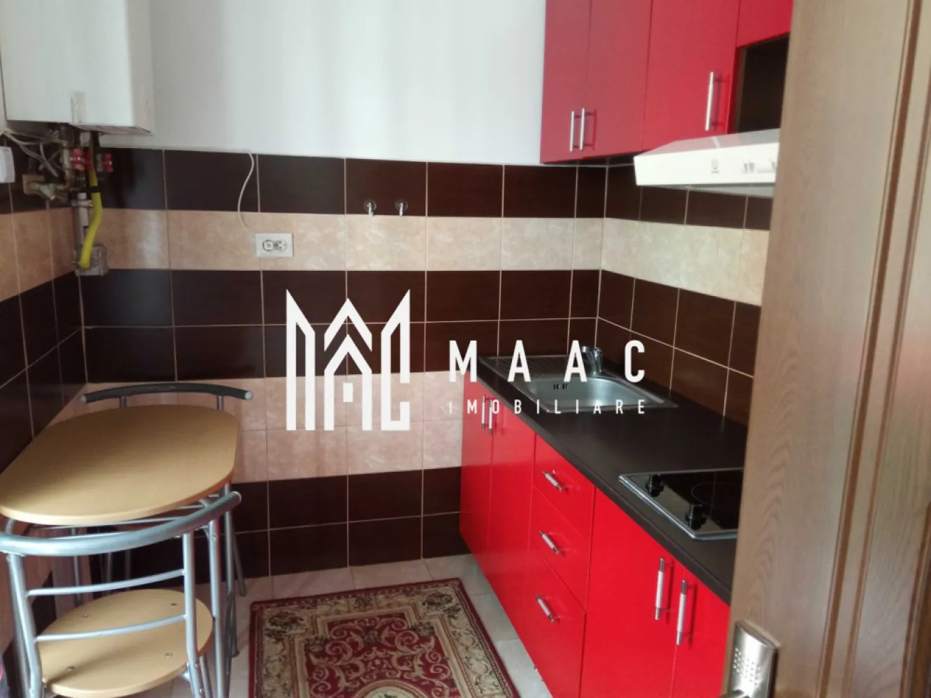 Garsoniera | Etaj 1 | Balcon | 33 MPU | Parcare | Turnisor - MAAC Imobiliare vă propune spre închiriere o garsonieră modernă, situată în cartierul Turnișor, una dintre zonele apreciate ale Sibiului, cu acces rapid către aeroport, zona industrială și principalele artere de circulație ale orașului.

Garsoniera este amplasată la etajul 1 al unui imobil cu 4 etaje și are o suprafață utilă de aproximativ 33 mp, fiind ideală pentru o persoană sau un cuplu.

Compartimentare
Cameră spațioasă și luminoasă
Bucătărie separată
Baie
Balcon
Loc de parcare propriu
Dotări și finisaje
Complet mobilată și utilată
Centrală termică proprie
Geamuri termopan
Contorizare individuală pentru apă, gaz și energie electrică
Mobilier modern și funcțional
Costuri reduse de întreținere
Avantaje locație
Situată în zona Turnișor
Acces rapid către aeroport
Aproape de fabrici și zona industrială Vest
Evitarea traficului aglomerat prin accesul facil către strada Ogorului
Magazine, farmacii și stații de autobuz în apropiere
Conexiune rapidă către centrul orașului
Preț

220 Euro/lună