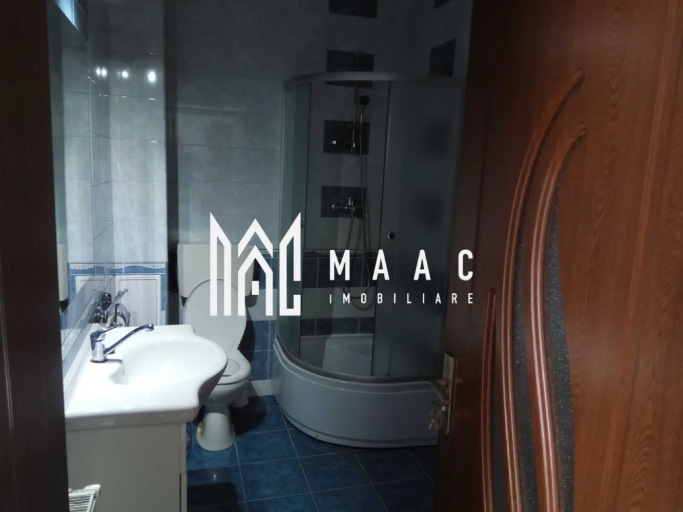 Garsoniera | Etaj 1 | Balcon | 33 MPU | Parcare | Turnisor - MAAC Imobiliare vă propune spre închiriere o garsonieră modernă, situată în cartierul Turnișor, una dintre zonele apreciate ale Sibiului, cu acces rapid către aeroport, zona industrială și principalele artere de circulație ale orașului.

Garsoniera este amplasată la etajul 1 al unui imobil cu 4 etaje și are o suprafață utilă de aproximativ 33 mp, fiind ideală pentru o persoană sau un cuplu.

Compartimentare
Cameră spațioasă și luminoasă
Bucătărie separată
Baie
Balcon
Loc de parcare propriu
Dotări și finisaje
Complet mobilată și utilată
Centrală termică proprie
Geamuri termopan
Contorizare individuală pentru apă, gaz și energie electrică
Mobilier modern și funcțional
Costuri reduse de întreținere
Avantaje locație
Situată în zona Turnișor
Acces rapid către aeroport
Aproape de fabrici și zona industrială Vest
Evitarea traficului aglomerat prin accesul facil către strada Ogorului
Magazine, farmacii și stații de autobuz în apropiere
Conexiune rapidă către centrul orașului
Preț

220 Euro/lună