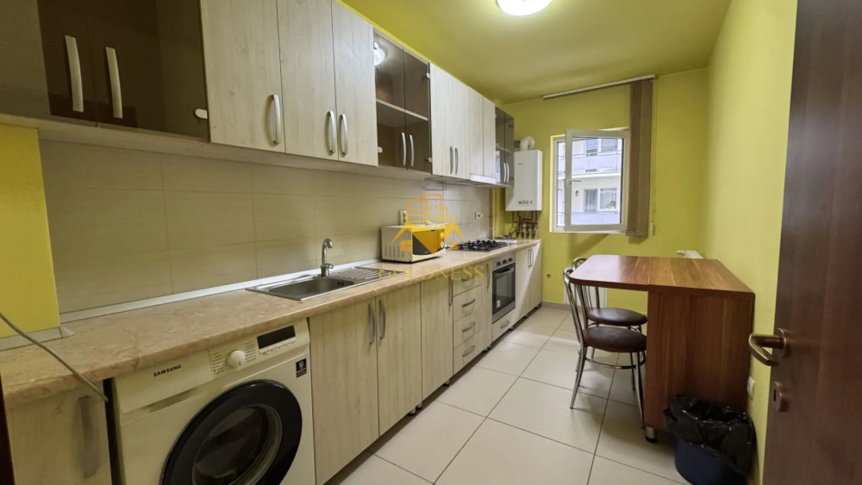 1 camera, mobilat modern, terasa, Junior Residence, Marasti - GOLDNESS Imobiliare vă propune spre închiriere un apartament cu 1 camera complet mobilat și utilat, la Parter într-un imobil de 5 etaje, în cartierul, Cartierul Marasti . Apartamentul este compartimentat astfel:
 - dormitor cu pat, dulap pentru hainte, 
 - bucatarie mobilata, utilata cu loc de servit masa, TV
 - bucatarie complet mobilata, utilata, loc de luat masa
 - baie cu vana, calorifer port prosop inox și dulap pentru depozitare.
 - terasa de 6 mp.
Posibilitate de parcare in zona!

Imobilul este dotat cu toate cele necesare- centrală proprie - calorifere, mașină de spălat haine, frigider, aragaz, hotă, TVetc. 
Se află în apropierea stațiilor de transport în comun spre orice parte din oras (bus/ troleibuz) , magazine, restaurante, spații verzi, farmacii, etc. 

Dacă sunteți interesați de acest apartament și doriți să îl vizionați, dar și pentru alte oferte sau detalii nu ezitați să ne contactați telefonic sau prin e-mail - goldnessimobiliare@gmail.com. Vă stăm la dispoziție!