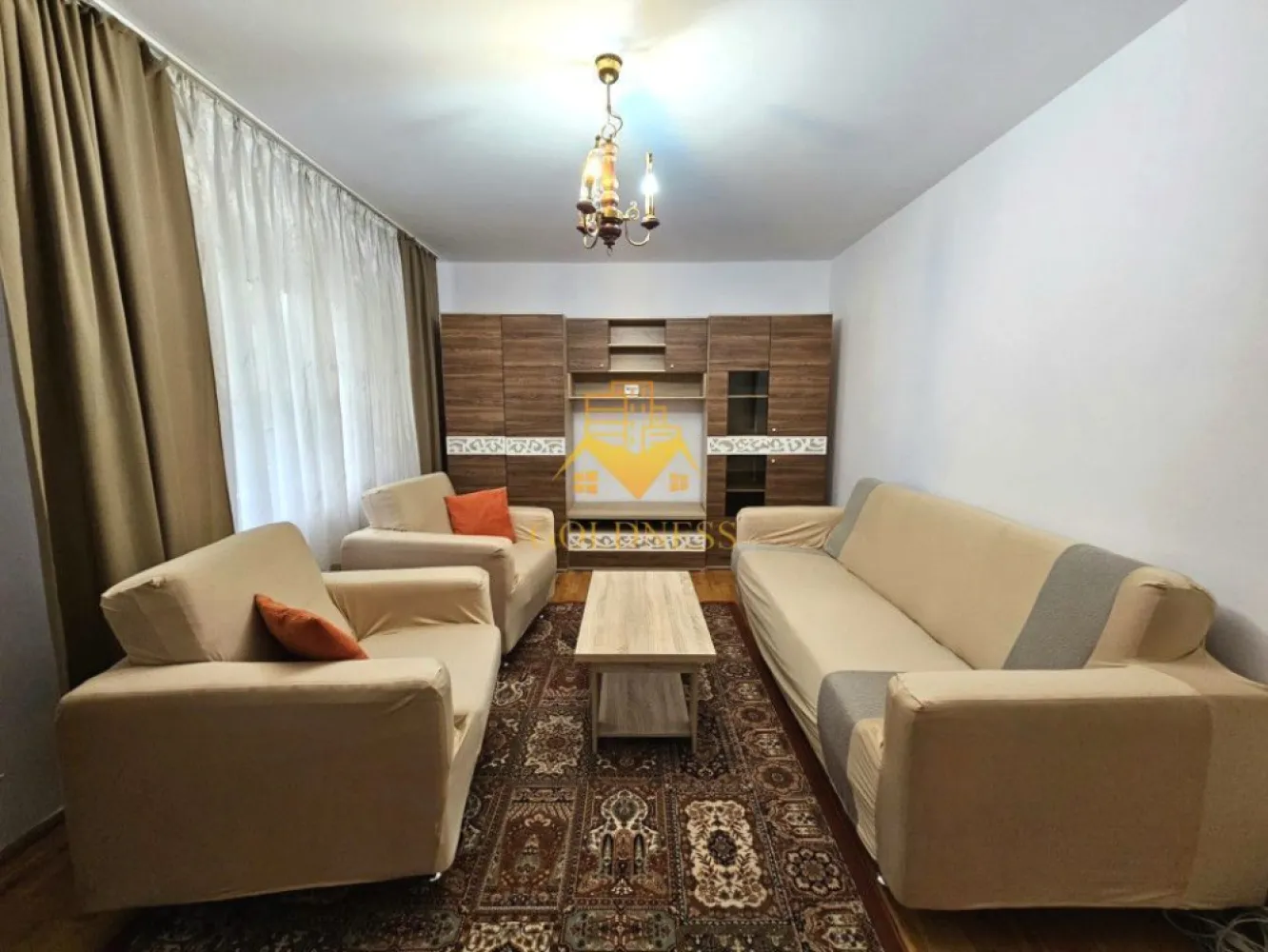 2 Camere Decomandate, Spitalul de Recuperare, Observatorului, Zorilor - GOLDNESS Imobiliare vă propune spre închiriere un apartament cu 2 camere complet mobilat și utilat, la parter într-un imobil de 4 etaje, în cartierul Zorilor. Apartamentul este compartimentat astfel:
 - dormitor cu pat matrimonial, dressing, noptiere
 - camera cu canapea extensibila, fotolii, masa, spatiu pt. depozitare.
 - bucatarie complet mobilata si utilata, loc de servit masa,
 - baie cu vana, calorifer port prosop inox și dulap pentru depozitare.

Imobilul este dotat cu toate cele necesare - centrală proprie, mașină de spălat haine, frigider, aragaz, hotă, etc. 
Se află în apropierea stațiilor de transport în comun, magazine, restaurante, spații verzi, farmacii, etc. 

Dacă sunteți interesați de acest apartament și doriți să îl vizionați, dar și pentru alte oferte sau detalii nu ezitați să ne contactați telefonic sau prin e-mail. Vă stăm la dispoziție!