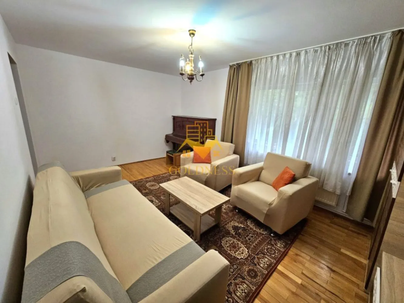 2 Camere Decomandate, Spitalul de Recuperare, Observatorului, Zorilor - GOLDNESS Imobiliare vă propune spre închiriere un apartament cu 2 camere complet mobilat și utilat, la parter într-un imobil de 4 etaje, în cartierul Zorilor. Apartamentul este compartimentat astfel:
 - dormitor cu pat matrimonial, dressing, noptiere
 - camera cu canapea extensibila, fotolii, masa, spatiu pt. depozitare.
 - bucatarie complet mobilata si utilata, loc de servit masa,
 - baie cu vana, calorifer port prosop inox și dulap pentru depozitare.

Imobilul este dotat cu toate cele necesare - centrală proprie, mașină de spălat haine, frigider, aragaz, hotă, etc. 
Se află în apropierea stațiilor de transport în comun, magazine, restaurante, spații verzi, farmacii, etc. 

Dacă sunteți interesați de acest apartament și doriți să îl vizionați, dar și pentru alte oferte sau detalii nu ezitați să ne contactați telefonic sau prin e-mail. Vă stăm la dispoziție!