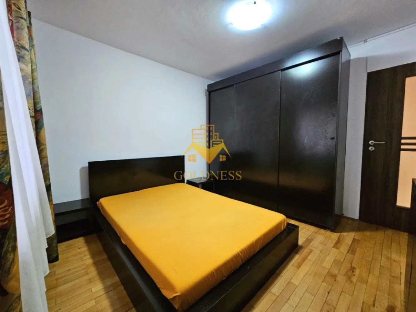 2 Camere Decomandate, Spitalul de Recuperare, Observatorului, Zorilor - GOLDNESS Imobiliare vă propune spre închiriere un apartament cu 2 camere complet mobilat și utilat, la parter într-un imobil de 4 etaje, în cartierul Zorilor. Apartamentul este compartimentat astfel:
 - dormitor cu pat matrimonial, dressing, noptiere
 - camera cu canapea extensibila, fotolii, masa, spatiu pt. depozitare.
 - bucatarie complet mobilata si utilata, loc de servit masa,
 - baie cu vana, calorifer port prosop inox și dulap pentru depozitare.

Imobilul este dotat cu toate cele necesare - centrală proprie, mașină de spălat haine, frigider, aragaz, hotă, etc. 
Se află în apropierea stațiilor de transport în comun, magazine, restaurante, spații verzi, farmacii, etc. 

Dacă sunteți interesați de acest apartament și doriți să îl vizionați, dar și pentru alte oferte sau detalii nu ezitați să ne contactați telefonic sau prin e-mail. Vă stăm la dispoziție!