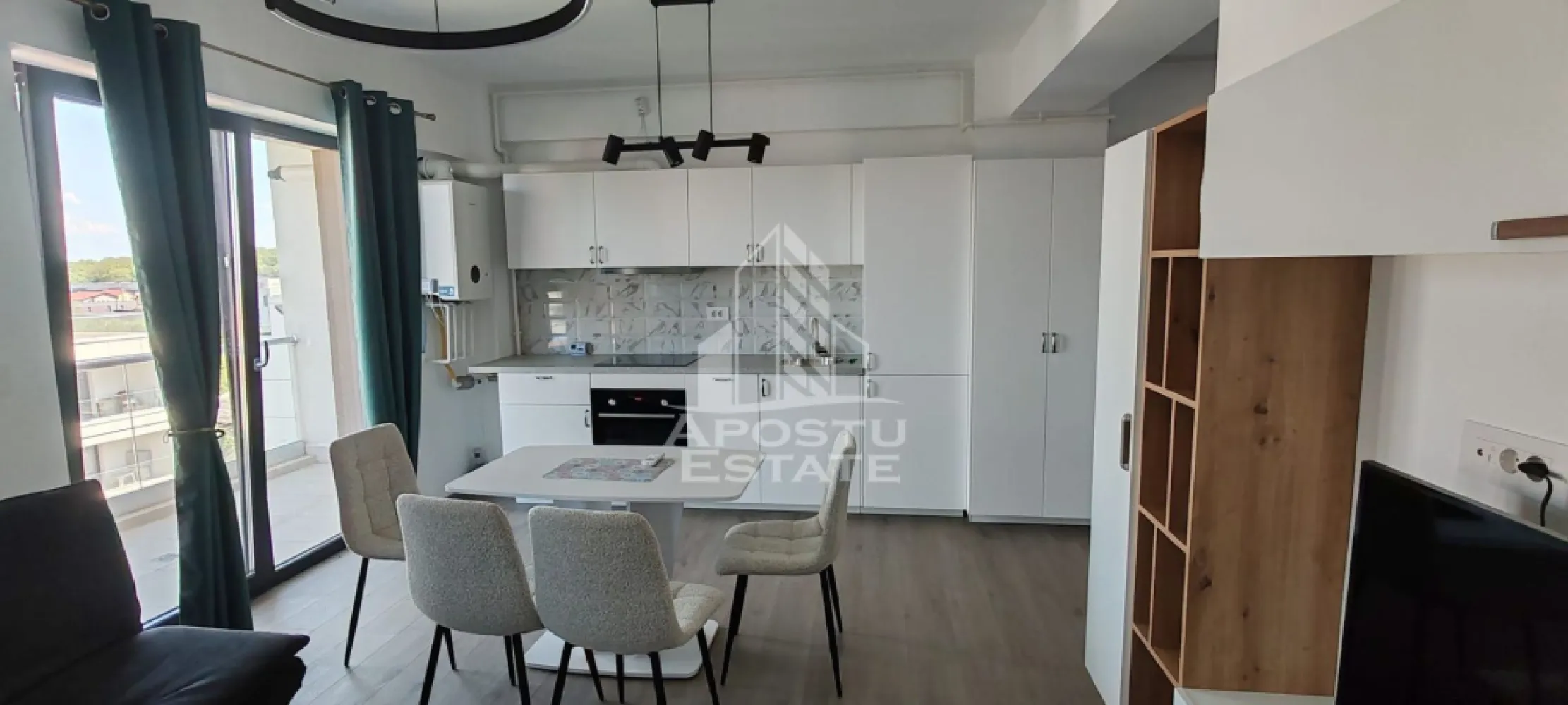 Apartament modern 2 camere de inchiriat, Timisoara zona Lipovei - APOSTU ESTATE va ofera spre inchiriere un apartament cu 2 camere decomandat, situat la etajul 5/6 al unui bloc cu lift, in zona Lipovei.

Vecinatati si puncte de interes:
- supermarketuri – Lidl si Kaufland, foarte accesibile,
- statii de transport in comun – pentru acces rapid catre alte zone ale orasului,
- diverse farmacii, banci si alte facilitati urbane esentiale;

Imobilul se intinde pe o suprafata utila de 47 mp, plus un balcon deschis si este compartimentat astfel:
- hol de acces;
- dormitor cu iesire pe balcon;
- baie;
- bucatarie open-space cu livingul;
- living cu iesire pe terasa.

Confortul termic este asigurat prin intermediul centralei termice pe gaz (incalzire in pardoseala) si al aparatului de aer conditionat.

Apartamentul dispune de:
- masina de spalat vase;
- videointerfon;
- loc de parcare subteran cu bariera.

Pretul de inchiriere al apartamentului este de 450 euro pe luna plus garantia pentru o luna.

Va asteptam cu drag la o vizionare!