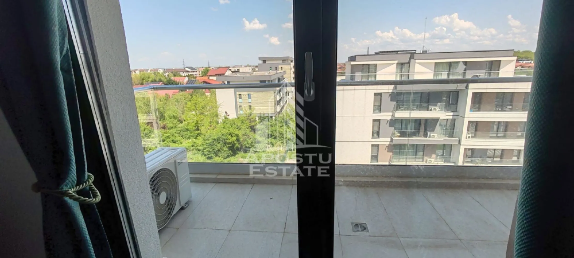 Apartament modern 2 camere de inchiriat, Timisoara zona Lipovei - APOSTU ESTATE va ofera spre inchiriere un apartament cu 2 camere decomandat, situat la etajul 5/6 al unui bloc cu lift, in zona Lipovei.

Vecinatati si puncte de interes:
- supermarketuri – Lidl si Kaufland, foarte accesibile,
- statii de transport in comun – pentru acces rapid catre alte zone ale orasului,
- diverse farmacii, banci si alte facilitati urbane esentiale;

Imobilul se intinde pe o suprafata utila de 47 mp, plus un balcon deschis si este compartimentat astfel:
- hol de acces;
- dormitor cu iesire pe balcon;
- baie;
- bucatarie open-space cu livingul;
- living cu iesire pe terasa.

Confortul termic este asigurat prin intermediul centralei termice pe gaz (incalzire in pardoseala) si al aparatului de aer conditionat.

Apartamentul dispune de:
- masina de spalat vase;
- videointerfon;
- loc de parcare subteran cu bariera.

Pretul de inchiriere al apartamentului este de 450 euro pe luna plus garantia pentru o luna.

Va asteptam cu drag la o vizionare!