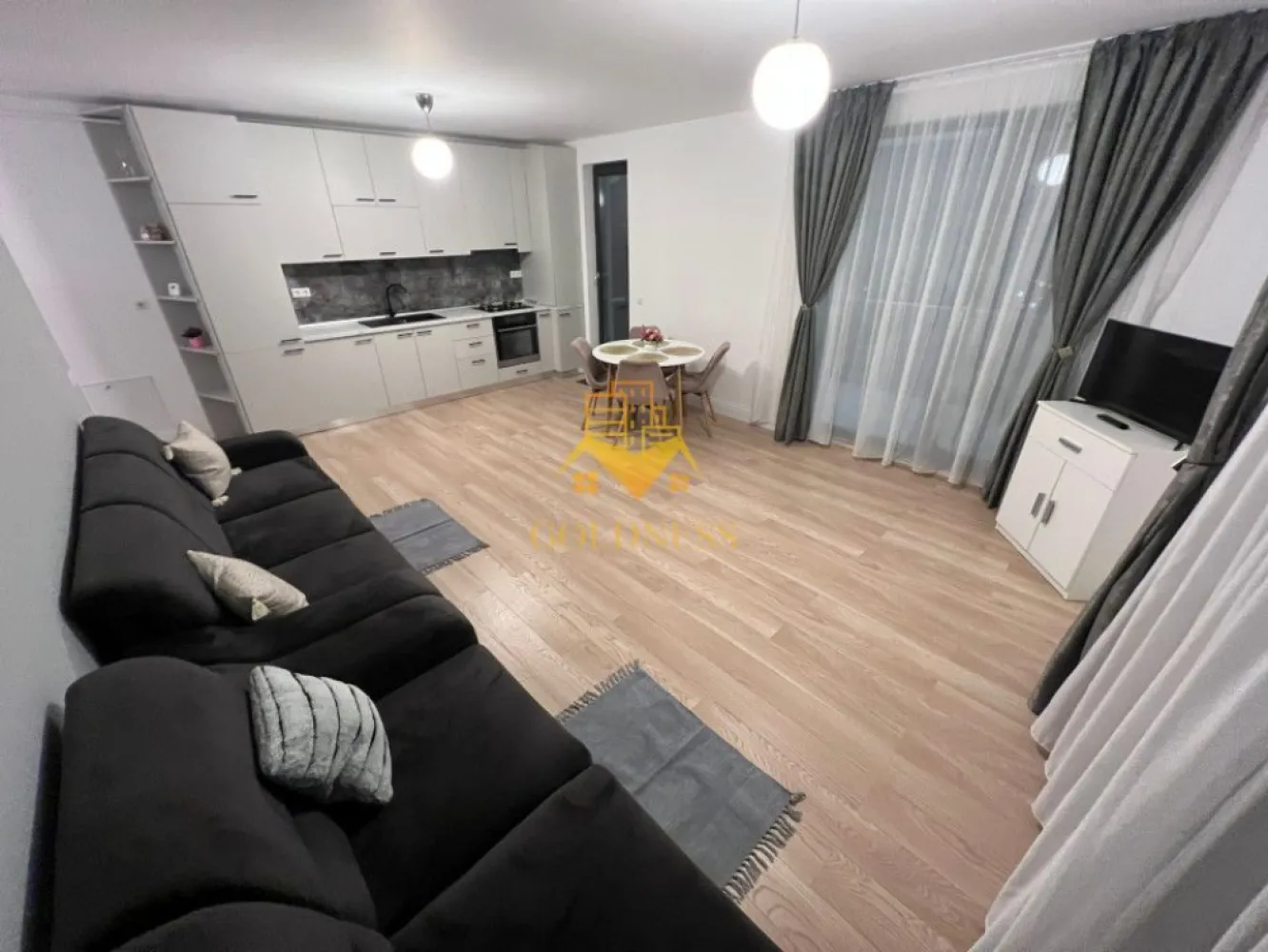 2 camere modern, parcare , Zorilor, LIDL, Frunzisului, Golden Tulip - GOLDNESS Imobiliare vă propune spre închiriere un apartament cu 2 camere, complet mobilat și utilat, la etajul 3 într-un imobil de 10 etaje, în cartierul Zorilor Apartamentul este compartimentat astfel:
 - dormitor cu pat matrimonial, dressing, noptiere( urmeaza sa fie montate). 
 - living cu bucatarie open-space (2 canapele,tv, masa si scaune urmeaza sa fie montate). 
 - baie cu vană, calorifer port prosop inox și dulap pentru depozitare.
 - bucătăria complet utilată. 
 
Imobilul este dotat cu toate cele necesare- centrală proprie, mașină de spălat haine, frigider, plită electrică,hotă, TV, etc. 

Se află în apropierea stațiilor de transport în comun, magazine, restaurante, spații verzi, farmacii, etc. 
Dispune de loc de parcare subteran !

Dacă sunteți interesați de acest apartament și doriți să îl vizionați, dar și pentru alte oferte sau detalii nu ezitați să ne contactați telefonic sau prin e-mail - goldnessimobiliare@gmail.com. Vă stăm la dispoziție!