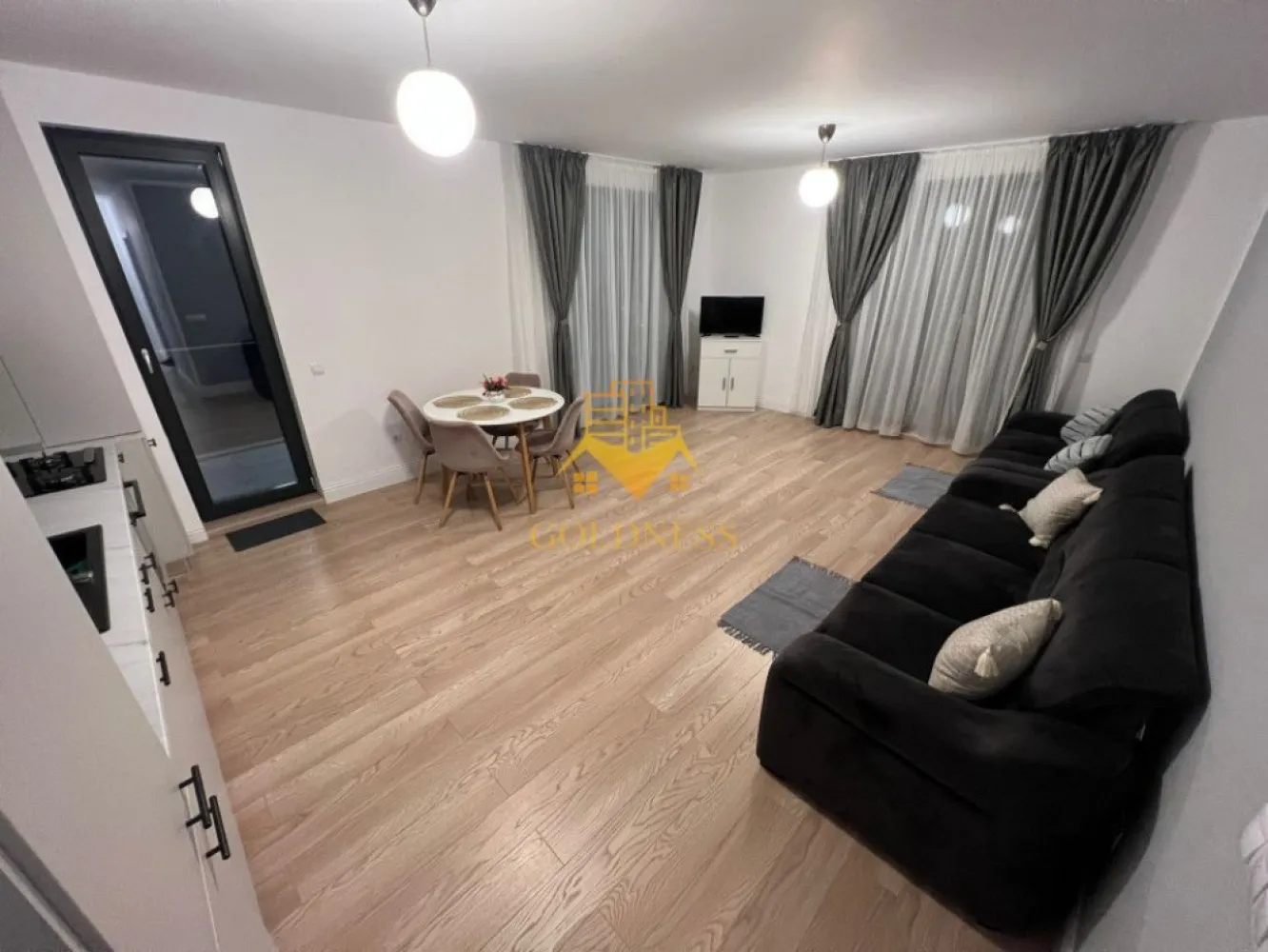 2 camere modern, parcare , Zorilor, LIDL, Frunzisului, Golden Tulip - GOLDNESS Imobiliare vă propune spre închiriere un apartament cu 2 camere, complet mobilat și utilat, la etajul 3 într-un imobil de 10 etaje, în cartierul Zorilor Apartamentul este compartimentat astfel:
 - dormitor cu pat matrimonial, dressing, noptiere( urmeaza sa fie montate). 
 - living cu bucatarie open-space (2 canapele,tv, masa si scaune urmeaza sa fie montate). 
 - baie cu vană, calorifer port prosop inox și dulap pentru depozitare.
 - bucătăria complet utilată. 
 
Imobilul este dotat cu toate cele necesare- centrală proprie, mașină de spălat haine, frigider, plită electrică,hotă, TV, etc. 

Se află în apropierea stațiilor de transport în comun, magazine, restaurante, spații verzi, farmacii, etc. 
Dispune de loc de parcare subteran !

Dacă sunteți interesați de acest apartament și doriți să îl vizionați, dar și pentru alte oferte sau detalii nu ezitați să ne contactați telefonic sau prin e-mail - goldnessimobiliare@gmail.com. Vă stăm la dispoziție!