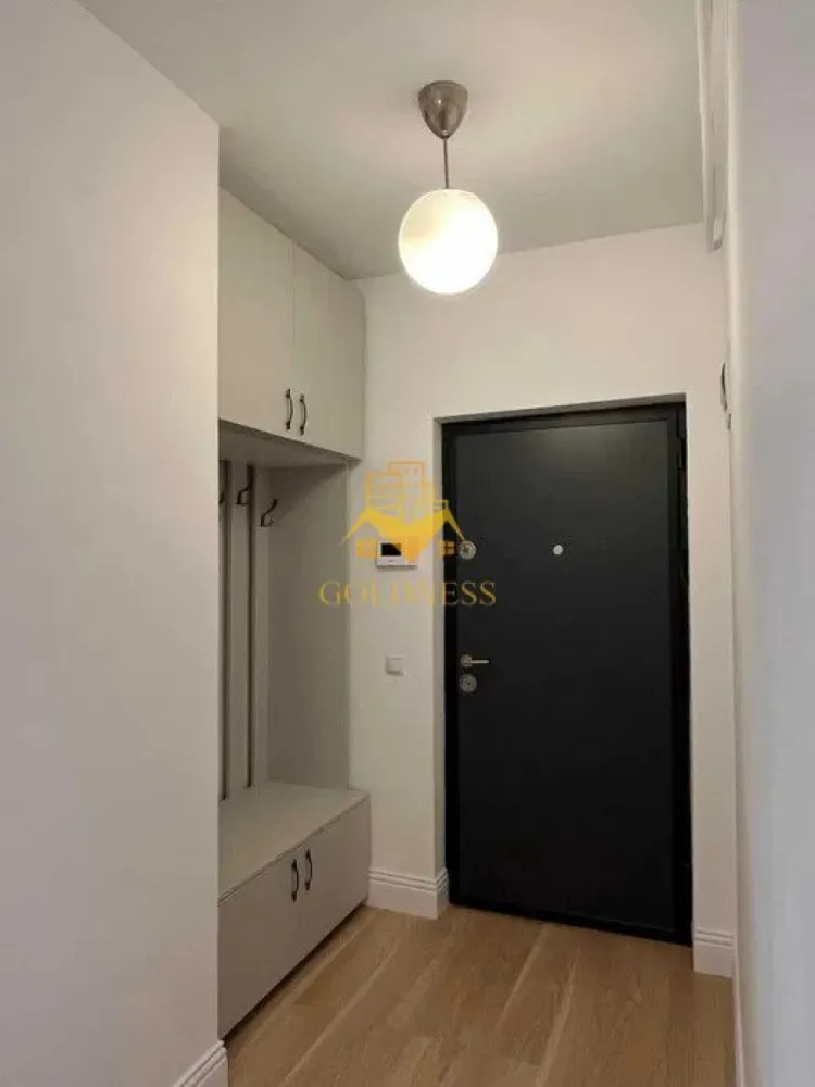 2 camere modern, parcare , Zorilor, LIDL, Frunzisului, Golden Tulip - GOLDNESS Imobiliare vă propune spre închiriere un apartament cu 2 camere, complet mobilat și utilat, la etajul 3 într-un imobil de 10 etaje, în cartierul Zorilor Apartamentul este compartimentat astfel:
 - dormitor cu pat matrimonial, dressing, noptiere( urmeaza sa fie montate). 
 - living cu bucatarie open-space (2 canapele,tv, masa si scaune urmeaza sa fie montate). 
 - baie cu vană, calorifer port prosop inox și dulap pentru depozitare.
 - bucătăria complet utilată. 
 
Imobilul este dotat cu toate cele necesare- centrală proprie, mașină de spălat haine, frigider, plită electrică,hotă, TV, etc. 

Se află în apropierea stațiilor de transport în comun, magazine, restaurante, spații verzi, farmacii, etc. 
Dispune de loc de parcare subteran !

Dacă sunteți interesați de acest apartament și doriți să îl vizionați, dar și pentru alte oferte sau detalii nu ezitați să ne contactați telefonic sau prin e-mail - goldnessimobiliare@gmail.com. Vă stăm la dispoziție!