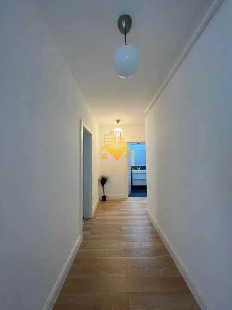 2 camere modern, parcare , Zorilor, LIDL, Frunzisului, Golden Tulip - GOLDNESS Imobiliare vă propune spre închiriere un apartament cu 2 camere, complet mobilat și utilat, la etajul 3 într-un imobil de 10 etaje, în cartierul Zorilor Apartamentul este compartimentat astfel:
 - dormitor cu pat matrimonial, dressing, noptiere( urmeaza sa fie montate). 
 - living cu bucatarie open-space (2 canapele,tv, masa si scaune urmeaza sa fie montate). 
 - baie cu vană, calorifer port prosop inox și dulap pentru depozitare.
 - bucătăria complet utilată. 
 
Imobilul este dotat cu toate cele necesare- centrală proprie, mașină de spălat haine, frigider, plită electrică,hotă, TV, etc. 

Se află în apropierea stațiilor de transport în comun, magazine, restaurante, spații verzi, farmacii, etc. 
Dispune de loc de parcare subteran !

Dacă sunteți interesați de acest apartament și doriți să îl vizionați, dar și pentru alte oferte sau detalii nu ezitați să ne contactați telefonic sau prin e-mail - goldnessimobiliare@gmail.com. Vă stăm la dispoziție!