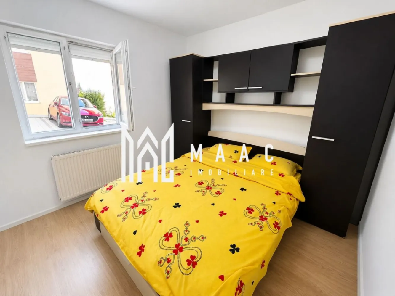 Apartament 2 camere | Mobilat și utilat | Boxă | 33,5 MPU | Gușterița - MAAC Imobiliare vă propune spre vânzare un apartament cochet cu 2 camere, situat la demisolul unui imobil din cartierul Gușterița, într-o zonă liniștită și în continuă dezvoltare din Sibiu. Proprietatea reprezintă o alegere potrivită atât pentru locuință personală, cât și pentru investiție, datorită compartimentării eficiente și accesului facil către principalele puncte de interes ale orașului.

Apartamentul are o suprafață utilă de 33,5 mp și este organizat practic pentru a oferi confort și funcționalitate.

Living cu bucătărie open-space
Dormitor matrimonial
Baie cu geam pentru aerisire naturală
Hol

În plus, proprietatea beneficiază de o boxă la subsol de aproximativ 4 mp, ideală pentru depozitare și organizarea eficientă a spațiului.

Apartamentul se vinde complet mobilat și utilat, fiind pregătit pentru mutare imediată, fără investiții suplimentare. Zona în care este amplasat imobilul este apreciată pentru liniște și dezvoltarea continuă, oferind acces rapid către oraș, magazine, mijloace de transport și alte facilități urbane.

Datorită poziționării și compartimentării, această proprietate este ideală pentru persoane singure, cupluri sau pentru cei care caută o oportunitate de investiție imobiliară în Sibiu.

Pentru mai multe detalii sau pentru programarea unei vizionări, vă rugăm să precizați telefonic că ați văzut anunțul cu CP3148681.
