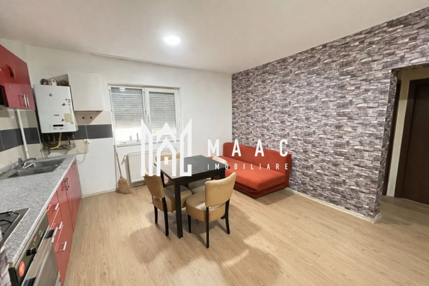 Apartament 2 camere | Mobilat și utilat | Boxă | 33,5 MPU | Gușterița - MAAC Imobiliare vă propune spre vânzare un apartament cochet cu 2 camere, situat la demisolul unui imobil din cartierul Gușterița, într-o zonă liniștită și în continuă dezvoltare din Sibiu. Proprietatea reprezintă o alegere potrivită atât pentru locuință personală, cât și pentru investiție, datorită compartimentării eficiente și accesului facil către principalele puncte de interes ale orașului.

Apartamentul are o suprafață utilă de 33,5 mp și este organizat practic pentru a oferi confort și funcționalitate.

Living cu bucătărie open-space
Dormitor matrimonial
Baie cu geam pentru aerisire naturală
Hol

În plus, proprietatea beneficiază de o boxă la subsol de aproximativ 4 mp, ideală pentru depozitare și organizarea eficientă a spațiului.

Apartamentul se vinde complet mobilat și utilat, fiind pregătit pentru mutare imediată, fără investiții suplimentare. Zona în care este amplasat imobilul este apreciată pentru liniște și dezvoltarea continuă, oferind acces rapid către oraș, magazine, mijloace de transport și alte facilități urbane.

Datorită poziționării și compartimentării, această proprietate este ideală pentru persoane singure, cupluri sau pentru cei care caută o oportunitate de investiție imobiliară în Sibiu.

Pentru mai multe detalii sau pentru programarea unei vizionări, vă rugăm să precizați telefonic că ați văzut anunțul cu CP3148681.