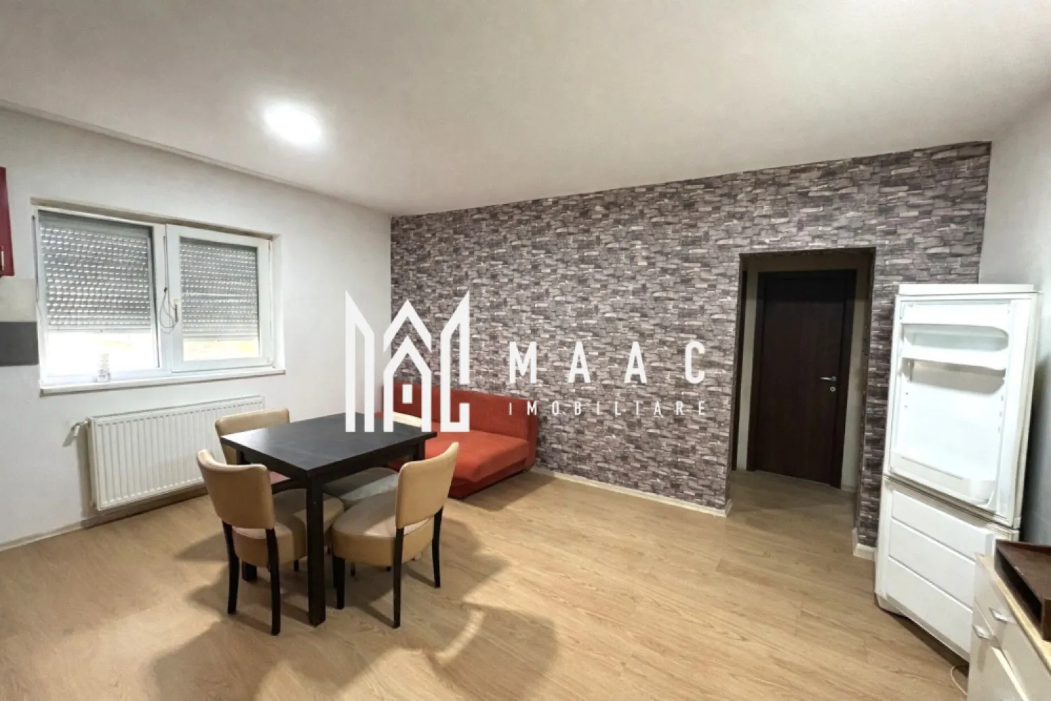Apartament 2 camere | Mobilat și utilat | Boxă | 33,5 MPU | Gușterița - MAAC Imobiliare vă propune spre vânzare un apartament cochet cu 2 camere, situat la demisolul unui imobil din cartierul Gușterița, într-o zonă liniștită și în continuă dezvoltare din Sibiu. Proprietatea reprezintă o alegere potrivită atât pentru locuință personală, cât și pentru investiție, datorită compartimentării eficiente și accesului facil către principalele puncte de interes ale orașului.

Apartamentul are o suprafață utilă de 33,5 mp și este organizat practic pentru a oferi confort și funcționalitate.

Living cu bucătărie open-space
Dormitor matrimonial
Baie cu geam pentru aerisire naturală
Hol

În plus, proprietatea beneficiază de o boxă la subsol de aproximativ 4 mp, ideală pentru depozitare și organizarea eficientă a spațiului.

Apartamentul se vinde complet mobilat și utilat, fiind pregătit pentru mutare imediată, fără investiții suplimentare. Zona în care este amplasat imobilul este apreciată pentru liniște și dezvoltarea continuă, oferind acces rapid către oraș, magazine, mijloace de transport și alte facilități urbane.

Datorită poziționării și compartimentării, această proprietate este ideală pentru persoane singure, cupluri sau pentru cei care caută o oportunitate de investiție imobiliară în Sibiu.

Pentru mai multe detalii sau pentru programarea unei vizionări, vă rugăm să precizați telefonic că ați văzut anunțul cu CP3148681.