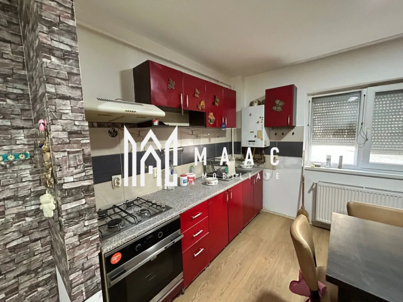 Apartament 2 camere | Mobilat și utilat | Boxă | 33,5 MPU | Gușterița - MAAC Imobiliare vă propune spre vânzare un apartament cochet cu 2 camere, situat la demisolul unui imobil din cartierul Gușterița, într-o zonă liniștită și în continuă dezvoltare din Sibiu. Proprietatea reprezintă o alegere potrivită atât pentru locuință personală, cât și pentru investiție, datorită compartimentării eficiente și accesului facil către principalele puncte de interes ale orașului.

Apartamentul are o suprafață utilă de 33,5 mp și este organizat practic pentru a oferi confort și funcționalitate.

Living cu bucătărie open-space
Dormitor matrimonial
Baie cu geam pentru aerisire naturală
Hol

În plus, proprietatea beneficiază de o boxă la subsol de aproximativ 4 mp, ideală pentru depozitare și organizarea eficientă a spațiului.

Apartamentul se vinde complet mobilat și utilat, fiind pregătit pentru mutare imediată, fără investiții suplimentare. Zona în care este amplasat imobilul este apreciată pentru liniște și dezvoltarea continuă, oferind acces rapid către oraș, magazine, mijloace de transport și alte facilități urbane.

Datorită poziționării și compartimentării, această proprietate este ideală pentru persoane singure, cupluri sau pentru cei care caută o oportunitate de investiție imobiliară în Sibiu.

Pentru mai multe detalii sau pentru programarea unei vizionări, vă rugăm să precizați telefonic că ați văzut anunțul cu CP3148681.