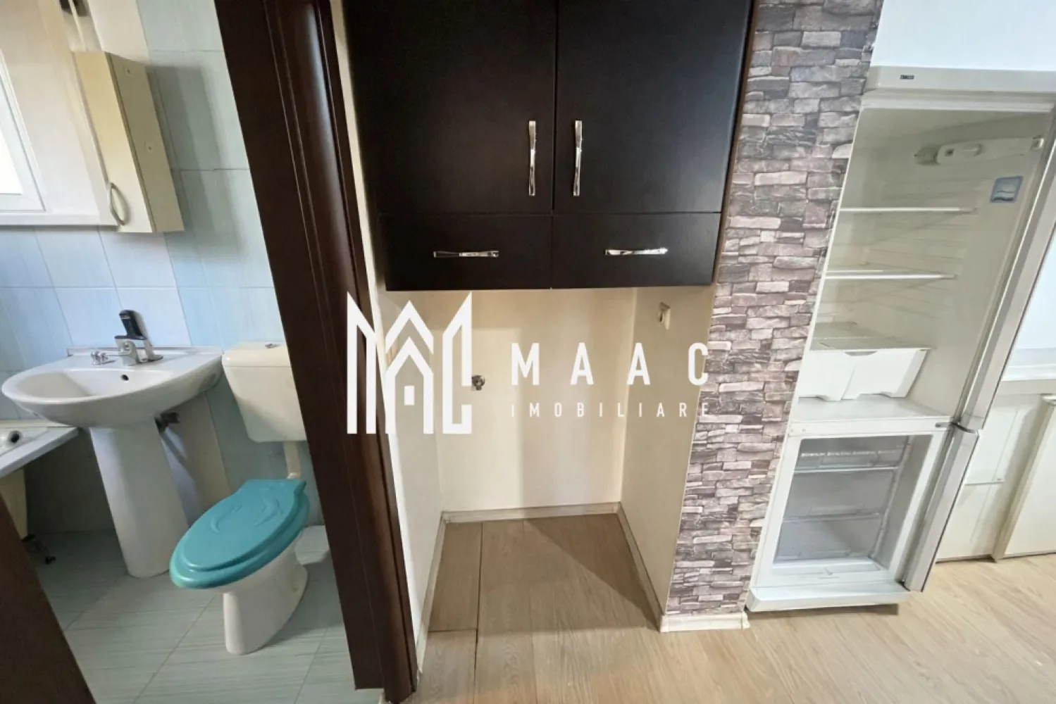 Apartament 2 camere | Mobilat și utilat | Boxă | 33,5 MPU | Gușterița - MAAC Imobiliare vă propune spre vânzare un apartament cochet cu 2 camere, situat la demisolul unui imobil din cartierul Gușterița, într-o zonă liniștită și în continuă dezvoltare din Sibiu. Proprietatea reprezintă o alegere potrivită atât pentru locuință personală, cât și pentru investiție, datorită compartimentării eficiente și accesului facil către principalele puncte de interes ale orașului.

Apartamentul are o suprafață utilă de 33,5 mp și este organizat practic pentru a oferi confort și funcționalitate.

Living cu bucătărie open-space
Dormitor matrimonial
Baie cu geam pentru aerisire naturală
Hol

În plus, proprietatea beneficiază de o boxă la subsol de aproximativ 4 mp, ideală pentru depozitare și organizarea eficientă a spațiului.

Apartamentul se vinde complet mobilat și utilat, fiind pregătit pentru mutare imediată, fără investiții suplimentare. Zona în care este amplasat imobilul este apreciată pentru liniște și dezvoltarea continuă, oferind acces rapid către oraș, magazine, mijloace de transport și alte facilități urbane.

Datorită poziționării și compartimentării, această proprietate este ideală pentru persoane singure, cupluri sau pentru cei care caută o oportunitate de investiție imobiliară în Sibiu.

Pentru mai multe detalii sau pentru programarea unei vizionări, vă rugăm să precizați telefonic că ați văzut anunțul cu CP3148681.