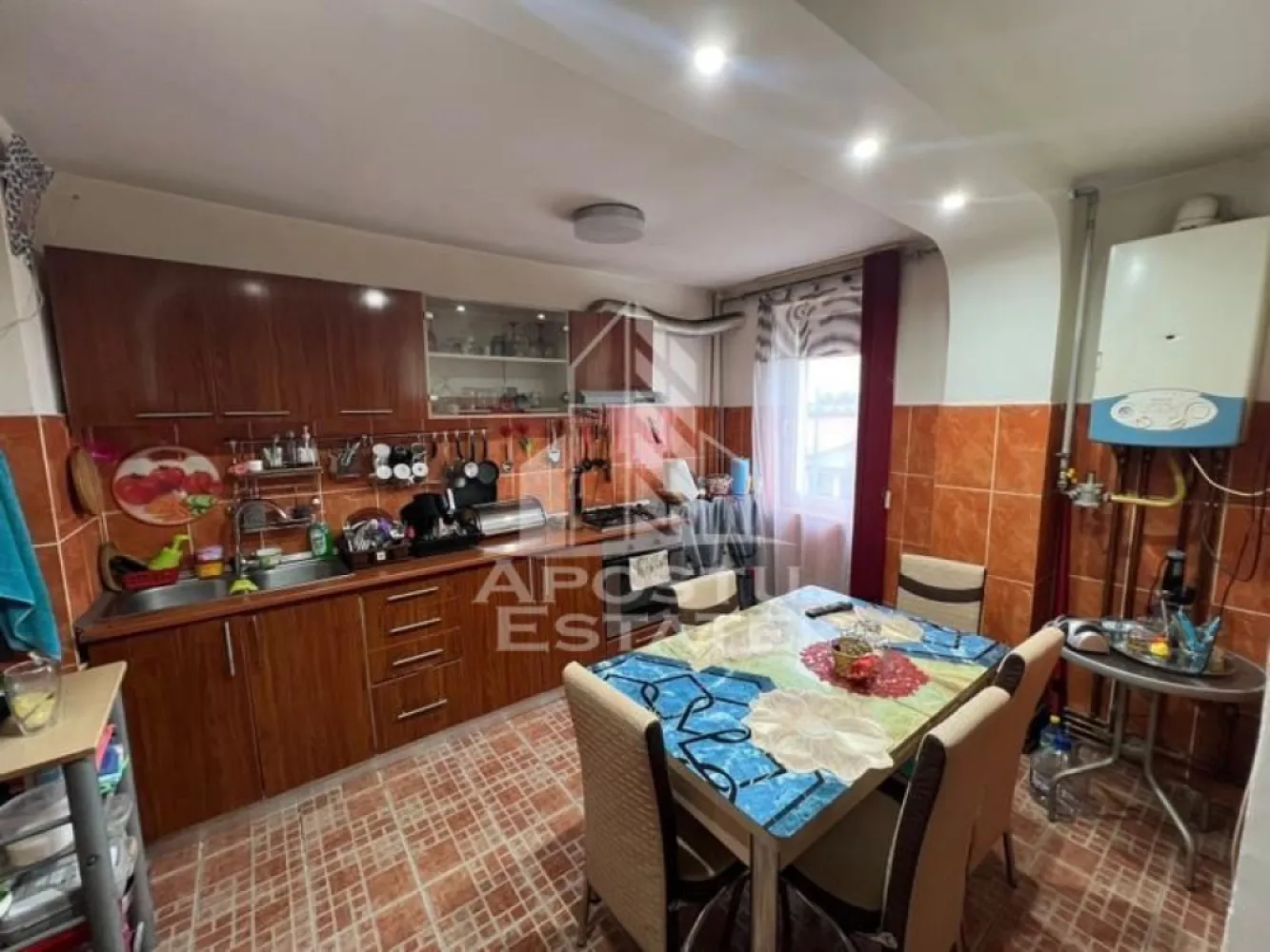 Apartament 3 camere, de vanzare, zona Soarelui, Timisoara - Agentia imobiliara APOSTU ESTATE va ofera spre vanzare un apartament cu 3 camere, mobilat si utilat, localizat in judetul Timis, Timisoara, zona Soarelui.

Apartamentul are o suprafata de 78mp utili +balcoane si este situat la etajul 2 intr-un bloc anvelopat termic, cu 4 etaje.

- Hol de acces

- Bucatarie

-Living cu balcon deschis

- 2 Dormitoare (unul cu balcon)

- Baie cu cada si geam

-Baie de servici

Confortul termic este asigurat prin intermediul centralei proprie pe gaz.

Zona cu numeroase facilitati si puncte de interes precum: acces rapid si usor la mijloacele de transport in comun, si alte supermarket-uri in apropiere, farmacii, institutii de invatamant, restaurante, baruri, cafenele si multe altele.

Agentia imobiliara Apostu Estate va ofera consultanta bancara gratuita prin intermediul colaboratorilor nostri pentru alegerea celui mai potrivit tip de credit, astfel incat tu sa devi noul proprietar al acestui apartament.

Va asteptam cu drag la o vizionare!

CP3147881