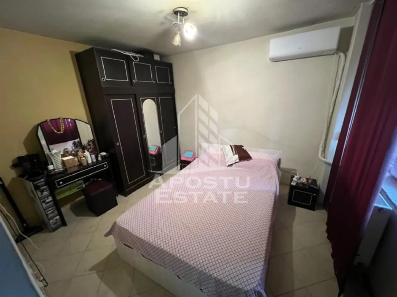 Apartament 3 camere, de vanzare, zona Soarelui, Timisoara - Agentia imobiliara APOSTU ESTATE va ofera spre vanzare un apartament cu 3 camere, mobilat si utilat, localizat in judetul Timis, Timisoara, zona Soarelui.

Apartamentul are o suprafata de 78mp utili +balcoane si este situat la etajul 2 intr-un bloc anvelopat termic, cu 4 etaje.

- Hol de acces

- Bucatarie

-Living cu balcon deschis

- 2 Dormitoare (unul cu balcon)

- Baie cu cada si geam

-Baie de servici

Confortul termic este asigurat prin intermediul centralei proprie pe gaz.

Zona cu numeroase facilitati si puncte de interes precum: acces rapid si usor la mijloacele de transport in comun, si alte supermarket-uri in apropiere, farmacii, institutii de invatamant, restaurante, baruri, cafenele si multe altele.

Agentia imobiliara Apostu Estate va ofera consultanta bancara gratuita prin intermediul colaboratorilor nostri pentru alegerea celui mai potrivit tip de credit, astfel incat tu sa devi noul proprietar al acestui apartament.

Va asteptam cu drag la o vizionare!

CP3147881