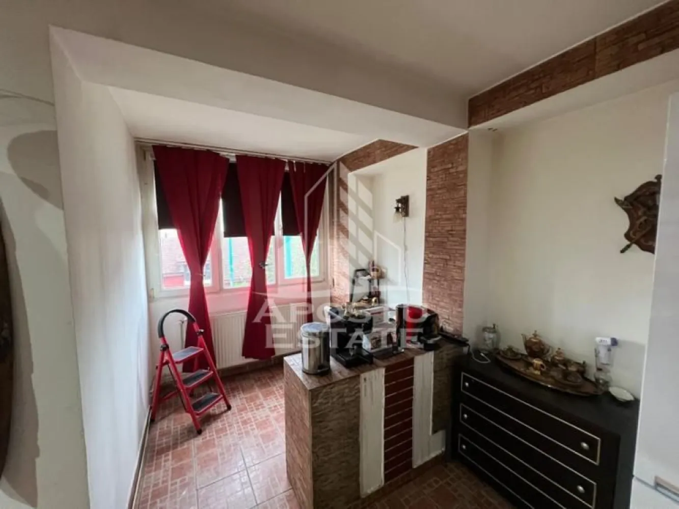 Apartament 3 camere, de vanzare, zona Soarelui, Timisoara - Agentia imobiliara APOSTU ESTATE va ofera spre vanzare un apartament cu 3 camere, mobilat si utilat, localizat in judetul Timis, Timisoara, zona Soarelui.

Apartamentul are o suprafata de 78mp utili +balcoane si este situat la etajul 2 intr-un bloc anvelopat termic, cu 4 etaje.

- Hol de acces

- Bucatarie

-Living cu balcon deschis

- 2 Dormitoare (unul cu balcon)

- Baie cu cada si geam

-Baie de servici

Confortul termic este asigurat prin intermediul centralei proprie pe gaz.

Zona cu numeroase facilitati si puncte de interes precum: acces rapid si usor la mijloacele de transport in comun, si alte supermarket-uri in apropiere, farmacii, institutii de invatamant, restaurante, baruri, cafenele si multe altele.

Agentia imobiliara Apostu Estate va ofera consultanta bancara gratuita prin intermediul colaboratorilor nostri pentru alegerea celui mai potrivit tip de credit, astfel incat tu sa devi noul proprietar al acestui apartament.

Va asteptam cu drag la o vizionare!

CP3147881