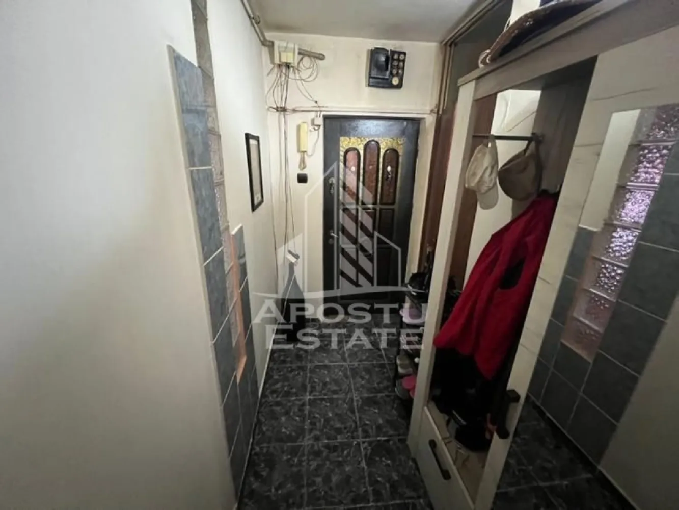 Apartament 3 camere, de vanzare, zona Soarelui, Timisoara - Agentia imobiliara APOSTU ESTATE va ofera spre vanzare un apartament cu 3 camere, mobilat si utilat, localizat in judetul Timis, Timisoara, zona Soarelui.

Apartamentul are o suprafata de 78mp utili +balcoane si este situat la etajul 2 intr-un bloc anvelopat termic, cu 4 etaje.

- Hol de acces

- Bucatarie

-Living cu balcon deschis

- 2 Dormitoare (unul cu balcon)

- Baie cu cada si geam

-Baie de servici

Confortul termic este asigurat prin intermediul centralei proprie pe gaz.

Zona cu numeroase facilitati si puncte de interes precum: acces rapid si usor la mijloacele de transport in comun, si alte supermarket-uri in apropiere, farmacii, institutii de invatamant, restaurante, baruri, cafenele si multe altele.

Agentia imobiliara Apostu Estate va ofera consultanta bancara gratuita prin intermediul colaboratorilor nostri pentru alegerea celui mai potrivit tip de credit, astfel incat tu sa devi noul proprietar al acestui apartament.

Va asteptam cu drag la o vizionare!

CP3147881