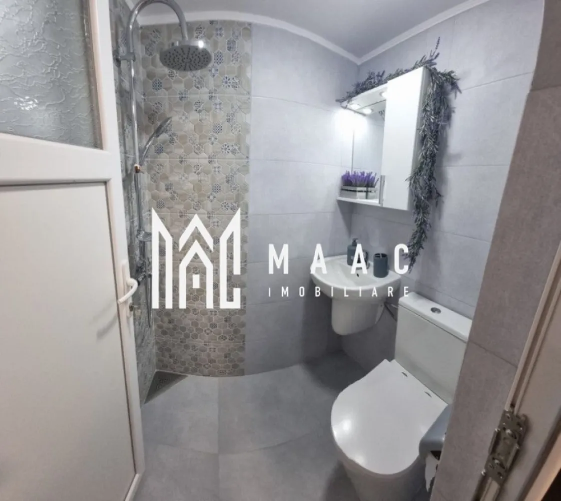 Garsoniera | 22mp | Lazaret - MAAC Imobiliare vă oferă spre închiriere o garsonieră cu o suprafață utilă de 22 mp, amplasată la etajul 1 al unui imobil situat pe strada Henri Coandă, într-o zonă liniștită și bine conectată la principalele puncte de interes ale orașului.

Locuința beneficiază de o poziționare excelentă, fiind situată vis-a-vis de Compa/Bilstein, în imediata apropiere a Liceului Tehnologic Henri Coandă, a magazinului Profi (deschis non-stop) și la doar câțiva pași de stația Tursib (liniile 8, 12 și 14).

Compartimentare
Cameră spațioasă și luminoasă;
Bucătărie separată;
Baie modernă;
Spațiu de depozitare.
Dotări și beneficii

✔ Bucătărie și baie recent renovate;

✔ Electrocasnice noi: plită electrică, hotă, frigider, cuptor cu microunde, filtru de cafea și mașină de spălat rufe;

✔ Mobilier complet;

✔ Canapea extensibilă;

✔ Zonă de luat masa;

✔ Centrală termică proprie pe gaz;

✔ Costuri reduse de întreținere;

✔ Revizie recent efectuată la centrala termică și instalația de gaz.

Această proprietate reprezintă alegerea ideală pentru o persoană care își dorește confort, acces facil către mijloacele de transport și o zonă liniștită de locuit.

Pentru mai multe detalii precizati telefonic ca ati vazut anuntul cu ID: CP3136365.