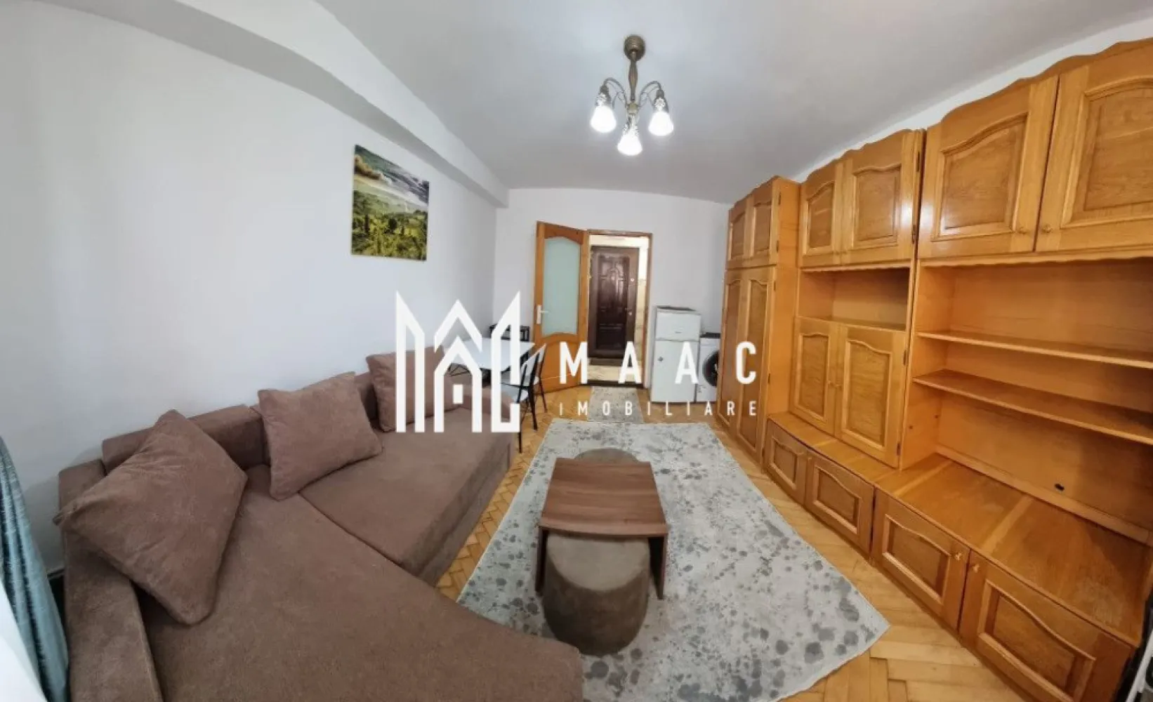 Garsoniera | 22mp | Lazaret - MAAC Imobiliare vă oferă spre închiriere o garsonieră cu o suprafață utilă de 22 mp, amplasată la etajul 1 al unui imobil situat pe strada Henri Coandă, într-o zonă liniștită și bine conectată la principalele puncte de interes ale orașului.

Locuința beneficiază de o poziționare excelentă, fiind situată vis-a-vis de Compa/Bilstein, în imediata apropiere a Liceului Tehnologic Henri Coandă, a magazinului Profi (deschis non-stop) și la doar câțiva pași de stația Tursib (liniile 8, 12 și 14).

Compartimentare
Cameră spațioasă și luminoasă;
Bucătărie separată;
Baie modernă;
Spațiu de depozitare.
Dotări și beneficii

✔ Bucătărie și baie recent renovate;

✔ Electrocasnice noi: plită electrică, hotă, frigider, cuptor cu microunde, filtru de cafea și mașină de spălat rufe;

✔ Mobilier complet;

✔ Canapea extensibilă;

✔ Zonă de luat masa;

✔ Centrală termică proprie pe gaz;

✔ Costuri reduse de întreținere;

✔ Revizie recent efectuată la centrala termică și instalația de gaz.

Această proprietate reprezintă alegerea ideală pentru o persoană care își dorește confort, acces facil către mijloacele de transport și o zonă liniștită de locuit.

Pentru mai multe detalii precizati telefonic ca ati vazut anuntul cu ID: CP3136365.