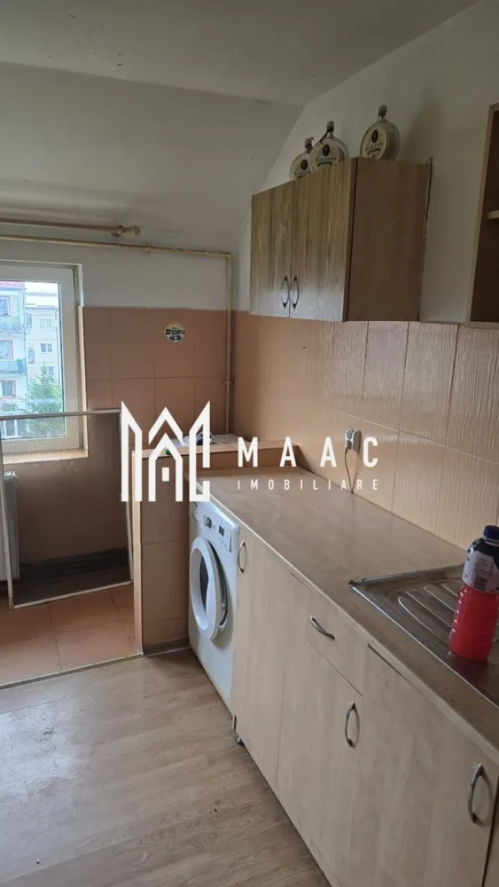 Apartament | 2 camere | 54mp | Valea Aurie - Apartament 2 camere decomandat de închiriat – Valea Aurie, Sibiu

Agenția MAAC Imobiliare vă oferă spre închiriere un apartament cu 2 camere, decomandat, având o suprafață utilă de 54 mp, situat în cartierul Valea Aurie din Sibiu, într-o zonă liniștită și apreciată pentru confortul și accesibilitatea sa.

Locuința este compartimentată eficient și dispune de:

living spațios
dormitor luminos
bucătărie
baie
hol generos

Apartamentul se închiriază mobilat și utilat, fiind dotat cu internet. Poziționarea excelentă oferă acces rapid către punctele de interes ale orașului, mijloace de transport, magazine, școli și zone verzi.

Avantaje:
Suprafață utilă: 54 mp
Compartimentare decomandată
Zonă foarte liniștită
Acces facil către orice zonă a orașului
Internet inclus
Disponibil pentru închiriere pe termen lung

Pentru informații suplimentare și programarea unei vizionări, contactați Agenția MAAC Imobiliare mentionand codul CP3139727.