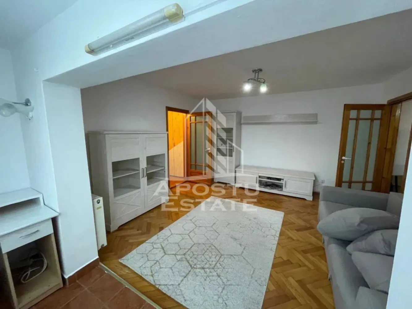 Apartament cu 2 camere, de inchiriat, zona Dambovita, Centrala proprie - Agentia imobiliara APOSTU ESTATE va propune spre inchiriere un apartament cu 2 camere, spatios si luminos, situat in Timisoara, in zona Dambovita, o zona linistita si bine pozitionata, potrivit pentru cupluri,familii, sau studenti care isi doresc o locuinta unde sa se simta confortabil si cu acces facil catre scoli, statii de autobuz, supermarketuri , magazine de zona, parcuri.

Suprafata utila: 54 mpu
Compartimentare eficienta:
-Hol de acces.
-Bucatarie inchisa. mobilata si utilata.
-Living room luminios.
-Dormitor matrimonial cu TV.
-Baie cu cada.

Confort si facilitati:
-Incalzirea apartamentului: Calorifere, Centrala Proprie.
-Apartamentul este complet mobilat si utilat.
- Se accepta animale de companie de catre proprietar.

Localizare:
-Timis, Timisoara, zona Dambovita, acces facil : Profi City, Restaurant Nora, Sectia 3 Politie Urbana Timisoara.

Ideal pentru:
-Cupluri.
-Persoane singure.
-Familii.

Disponibilitate: imediata
Pret chirie lunara: 300 euro.
Programeaza o vizionare pentru a-ti putea imagina viitorul aici!
ID intern: CP3149135