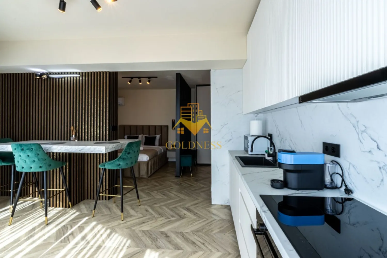 o camera,parcare, bloc nou, terasa,Manastur, West City, Calea Floresti - GOLDNESS Imobiliare vă propune spre închiriere un apartament cu o camera complet mobilat și utilat, la etajul 12 într-un imobil de 24 etaje, în cartierul Manastur. Apartamentul este compartimentat astfel:
 - living cu bucatarie open-space complet utilată, loc de servit masa, pat matrimonial
 - baie cu cabina de dus calorifer port prosop inox și dulap pentru depozitare.
 - terasa de 7 mp.
 
Imobilul este dotat cu toate cele necesare- centrală proprie, mașină de spălat haine, frigider, plită electrică, hotă, etc. 
Se află în apropierea stațiilor de transport în comun, magazine, restaurante, spații verzi, farmacii, etc. 
Dispune de parcare subterana inclusa in pret!

Dacă sunteți interesați de acest apartament și doriți să îl vizionați, dar și pentru alte oferte sau detalii nu ezitați să ne contactați telefonic sau prin e-mail - goldnessimobiliare@gmail.com. Vă stăm la dispoziție!
Pentru intermediere se percepe un comision de 50% din prețul chiriei!