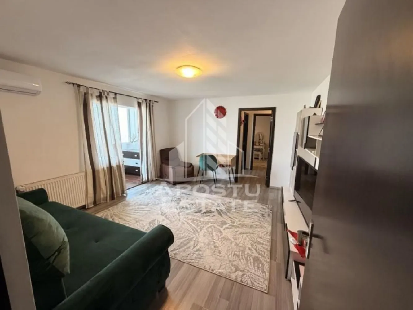 Apartament 2 camere, de vanzare, zona Soarelui, Timisoara - Agentia imobiliara APOSTU ESTATE va ofera spre vanzare un apartament cu 2 camere, mobilat si utilat, localizat in judetul Timis, Timisoara, zona Soarelui.

Apartamentul are o suprafata de 52mp utili +logie si este situat la etajul 3 intr-un bloc cu 4 etaje.

- Hol de acces

- Bucatarie

-Living cu loggie
 
-Dormitor

- Baie cu cada si geam

Confortul termic este asigurat prin intermediul centralei proprie pe gaz.

Zona cu numeroase facilitati si puncte de interes precum: acces rapid si usor la mijloacele de transport in comun, si alte supermarket-uri in apropiere, farmacii, institutii de invatamant, restaurante, baruri, cafenele si multe altele.

Agentia imobiliara Apostu Estate va ofera consultanta bancara gratuita prin intermediul colaboratorilor nostri pentru alegerea celui mai potrivit tip de credit, astfel incat tu sa devi noul proprietar al acestui apartament.

Va asteptam cu drag la o vizionare!
CP3147862