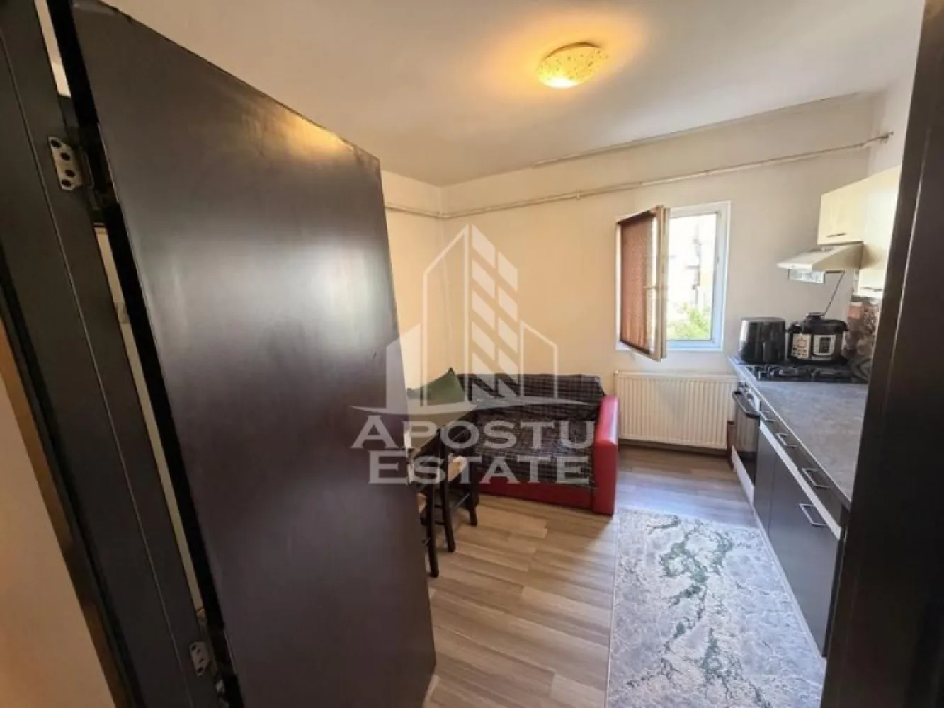 Apartament 2 camere, de vanzare, zona Soarelui, Timisoara - Agentia imobiliara APOSTU ESTATE va ofera spre vanzare un apartament cu 2 camere, mobilat si utilat, localizat in judetul Timis, Timisoara, zona Soarelui.

Apartamentul are o suprafata de 52mp utili +logie si este situat la etajul 3 intr-un bloc cu 4 etaje.

- Hol de acces

- Bucatarie

-Living cu loggie
 
-Dormitor

- Baie cu cada si geam

Confortul termic este asigurat prin intermediul centralei proprie pe gaz.

Zona cu numeroase facilitati si puncte de interes precum: acces rapid si usor la mijloacele de transport in comun, si alte supermarket-uri in apropiere, farmacii, institutii de invatamant, restaurante, baruri, cafenele si multe altele.

Agentia imobiliara Apostu Estate va ofera consultanta bancara gratuita prin intermediul colaboratorilor nostri pentru alegerea celui mai potrivit tip de credit, astfel incat tu sa devi noul proprietar al acestui apartament.

Va asteptam cu drag la o vizionare!
CP3147862