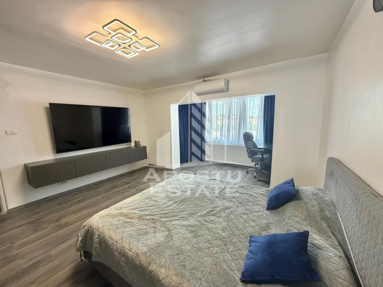 Apartament cu 1 camera de inchiriat, petfriendly, Sagului, Timisoara - Agentia imobiliara APOSTU ESTATE va propune spre inchiriere un apartament recent renovat cu o camera, situat intr-o zona linistita din Calea Sagului, in apropiere de Shopping City, magazinul Rebrisoreana, Strada Bujorilor ca punct de reped
-Suprafata utila: 40mp

Compartimentare eficienta:
-Hol de acces
-Bucatarie complet mobilata si utilata, cu loc de luat masa
-Dormitor luminos si spatios
-Baie dotata cu cada

Confort si facilitati:
-Centrala termica proprie pe gaz
-Aer conditionat
-Apartamentul este renovat recent
-Se accepta animale de companie de catre proprietar

Localizare: zona Calea Sagului, proximitatea mijloacelor de transport in comun, Shopping City
Ideal pentru:
-Persoane singure
-Cupluri
Va asteptam la o vizionare!
ID intern: CP3124490
