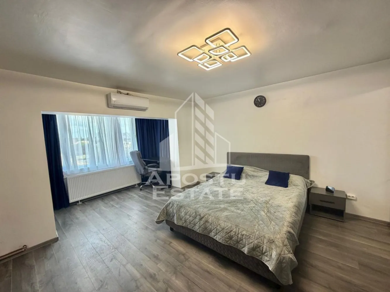 Apartament cu 1 camera de inchiriat, petfriendly, Sagului, Timisoara - Agentia imobiliara APOSTU ESTATE va propune spre inchiriere un apartament recent renovat cu o camera, situat intr-o zona linistita din Calea Sagului, in apropiere de Shopping City, magazinul Rebrisoreana, Strada Bujorilor ca punct de reped
-Suprafata utila: 40mp

Compartimentare eficienta:
-Hol de acces
-Bucatarie complet mobilata si utilata, cu loc de luat masa
-Dormitor luminos si spatios
-Baie dotata cu cada

Confort si facilitati:
-Centrala termica proprie pe gaz
-Aer conditionat
-Apartamentul este renovat recent
-Se accepta animale de companie de catre proprietar

Localizare: zona Calea Sagului, proximitatea mijloacelor de transport in comun, Shopping City
Ideal pentru:
-Persoane singure
-Cupluri
Va asteptam la o vizionare!
ID intern: CP3124490