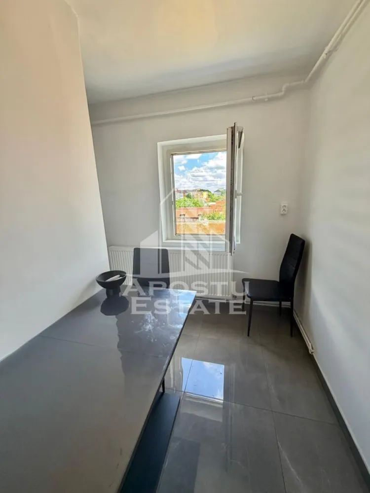 Apartament cu 1 camera de inchiriat, petfriendly, Sagului, Timisoara - Agentia imobiliara APOSTU ESTATE va propune spre inchiriere un apartament recent renovat cu o camera, situat intr-o zona linistita din Calea Sagului, in apropiere de Shopping City, magazinul Rebrisoreana, Strada Bujorilor ca punct de reped
-Suprafata utila: 40mp

Compartimentare eficienta:
-Hol de acces
-Bucatarie complet mobilata si utilata, cu loc de luat masa
-Dormitor luminos si spatios
-Baie dotata cu cada

Confort si facilitati:
-Centrala termica proprie pe gaz
-Aer conditionat
-Apartamentul este renovat recent
-Se accepta animale de companie de catre proprietar

Localizare: zona Calea Sagului, proximitatea mijloacelor de transport in comun, Shopping City
Ideal pentru:
-Persoane singure
-Cupluri
Va asteptam la o vizionare!
ID intern: CP3124490