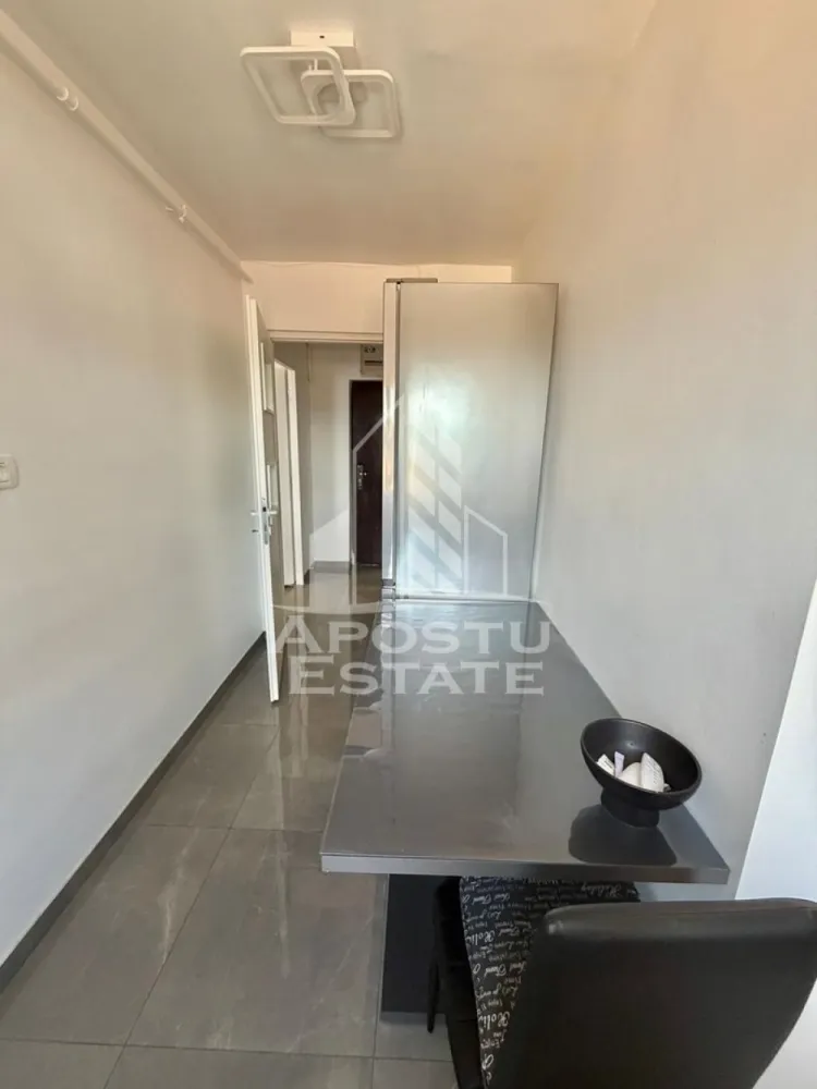 Apartament cu 1 camera de inchiriat, petfriendly, Sagului, Timisoara - Agentia imobiliara APOSTU ESTATE va propune spre inchiriere un apartament recent renovat cu o camera, situat intr-o zona linistita din Calea Sagului, in apropiere de Shopping City, magazinul Rebrisoreana, Strada Bujorilor ca punct de reped
-Suprafata utila: 40mp

Compartimentare eficienta:
-Hol de acces
-Bucatarie complet mobilata si utilata, cu loc de luat masa
-Dormitor luminos si spatios
-Baie dotata cu cada

Confort si facilitati:
-Centrala termica proprie pe gaz
-Aer conditionat
-Apartamentul este renovat recent
-Se accepta animale de companie de catre proprietar

Localizare: zona Calea Sagului, proximitatea mijloacelor de transport in comun, Shopping City
Ideal pentru:
-Persoane singure
-Cupluri
Va asteptam la o vizionare!
ID intern: CP3124490