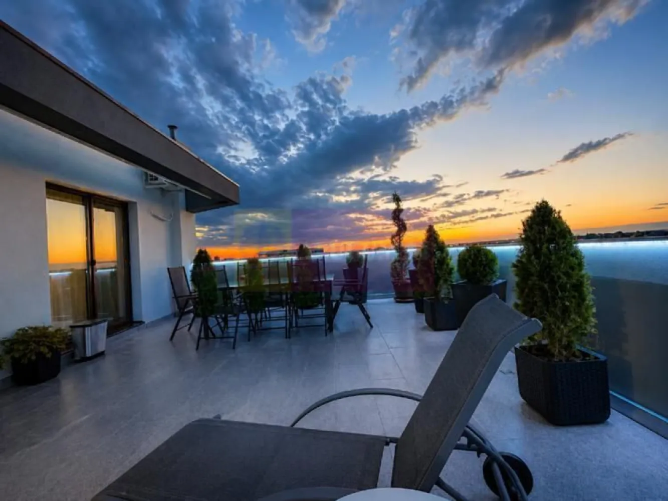 PENTHOUSE CU TERASĂ SPECTACULOASĂ DE 42 MP ȘI 2 PARCĂRI SUBTERANE SECTOR 1 - Agentia Imobiliara Apulum 94, va propune spre vanzare
O proprietate rară, situată într-un imobil boutique, modern, finalizat în anul 2018, în zona Șoseaua Chitilei – Parc Bazilescu, una dintre cele mai liniștite și bine conectate zone rezidențiale din nordul Bucureștiului.

Apartamentul este amplasat la ultimul etaj al unui bloc cu regim redus de înălțime, beneficiază de lift cu acces direct din parcarea subterană și oferă un echilibru foarte bun între confort urban, intimitate și spațiu exterior generos.

Cu o suprafață construită de aproximativ 181 mp și utilă de 148 mp, proprietatea are o compartimentare practică și aerisită, fiind compusă din living luminos, bucătărie generoasă complet mobilată și utilată, două dormitoare spațioase cu dressing-uri proprii, două băi și hol cu multiple spații de depozitare.

Elementul distinctiv al apartamentului este terasa privată de aproximativ 42 mp, amenajată ca zonă de relaxare și socializare. Spațiul exterior este ideal pentru seri liniștite, dining în aer liber, zonă de lounge sau barbeque. 

Terasa beneficiază de hidroizolație profesională și sistem de degivrare, un avantaj rar întâlnit, care oferă confort și întreținere facilă inclusiv în sezonul rece.

Apartamentul se vinde complet mobilat și utilat, fiind foarte bine întreținut și pregătit pentru mutare imediată.

În preț sunt incluse și cele două locuri de parcare aflate în subteranul imobilului.

Localizarea reprezintă un alt avantaj important: 
- proprietatea se află la aproximativ 10 minute de mers pe jos de stația de metrou Parc Bazilescu,
- la 5 minute de mers pe jos este Parcul Bazilescu 
- piață, școli, grădinițe, supermarketuri și alte puncte de interes în imediata apropiere. 

Zona oferă acces rapid către nordul orașului, dar păstrează în același timp un caracter liniștit și rezidențial.

Această proprietate se adresează celor care își doresc mai mult decât un apartament spațios: un stil de viață confortabil, cu terasă generoasă, intimitate, două parcări subterane și toate avantajele unei locuințe premium într-un imobil boutique.