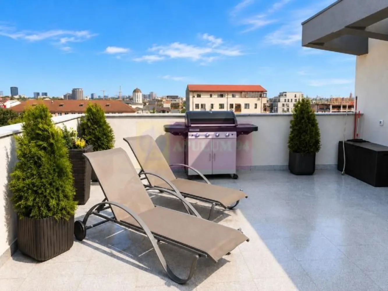 PENTHOUSE CU TERASĂ SPECTACULOASĂ DE 42 MP ȘI 2 PARCĂRI SUBTERANE SECTOR 1 - Agentia Imobiliara Apulum 94, va propune spre vanzare
O proprietate rară, situată într-un imobil boutique, modern, finalizat în anul 2018, în zona Șoseaua Chitilei – Parc Bazilescu, una dintre cele mai liniștite și bine conectate zone rezidențiale din nordul Bucureștiului.

Apartamentul este amplasat la ultimul etaj al unui bloc cu regim redus de înălțime, beneficiază de lift cu acces direct din parcarea subterană și oferă un echilibru foarte bun între confort urban, intimitate și spațiu exterior generos.

Cu o suprafață construită de aproximativ 181 mp și utilă de 148 mp, proprietatea are o compartimentare practică și aerisită, fiind compusă din living luminos, bucătărie generoasă complet mobilată și utilată, două dormitoare spațioase cu dressing-uri proprii, două băi și hol cu multiple spații de depozitare.

Elementul distinctiv al apartamentului este terasa privată de aproximativ 42 mp, amenajată ca zonă de relaxare și socializare. Spațiul exterior este ideal pentru seri liniștite, dining în aer liber, zonă de lounge sau barbeque. 

Terasa beneficiază de hidroizolație profesională și sistem de degivrare, un avantaj rar întâlnit, care oferă confort și întreținere facilă inclusiv în sezonul rece.

Apartamentul se vinde complet mobilat și utilat, fiind foarte bine întreținut și pregătit pentru mutare imediată.

În preț sunt incluse și cele două locuri de parcare aflate în subteranul imobilului.

Localizarea reprezintă un alt avantaj important: 
- proprietatea se află la aproximativ 10 minute de mers pe jos de stația de metrou Parc Bazilescu,
- la 5 minute de mers pe jos este Parcul Bazilescu 
- piață, școli, grădinițe, supermarketuri și alte puncte de interes în imediata apropiere. 

Zona oferă acces rapid către nordul orașului, dar păstrează în același timp un caracter liniștit și rezidențial.

Această proprietate se adresează celor care își doresc mai mult decât un apartament spațios: un stil de viață confortabil, cu terasă generoasă, intimitate, două parcări subterane și toate avantajele unei locuințe premium într-un imobil boutique.