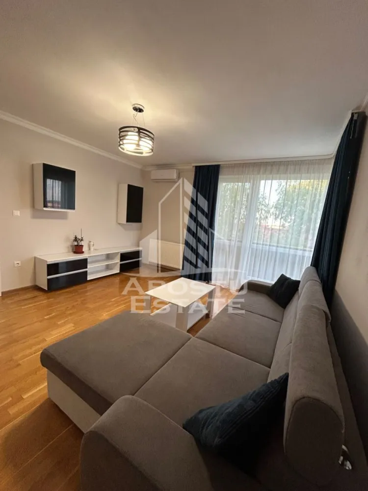 Apartament cu 2 camere de inchiriat, loc de parcare, Ghiroda - Agentia imobiliara APOSTU ESTATE va propune spre inchiriere un apartament cu 2 camere, spatios si luminos, situat in Ghiroda, o zona linistita si bine pozitionata din Timisoara, potrivit pentru cupluri,familii, sau persoane singure care isi doresc o locuinta unde sa se simta confortabil si cu acces facil catre aeraport, statii de autobuz, supermarketul Lidal, magazine de zona, parcuri.

Suprafata utila: 61 mp
Compartimentare eficienta:
-Hol de acces generos
-Bucatarie inchisa complet mobilata si utilata, cu loc de luat masa
-Living luminos si spatios
-Dormitor mobilat
-Baie prevazuta cu cada

Confort si facilitati:
-Incalzirea apartamentului: centrala proprie
-Apartamentul este complet mobilat si utilat
-Un loc de parcare se poate pune la dispozitie de catre proprietar

Localizare:
-Timis,Ghiroda – acces facil spre magazine, supermarketul Kaufland, scoli, parcuri si mijloace de transport in comun.

Ideal pentru:
-Familii
-Cupluri
-Persoane singure

Disponibilitate: imediata
Pret chirie lunara: 400 EURO
Programeaza o vizionare pentru a-ti putea imagina viitorul aici!
ID intern:CP3105768