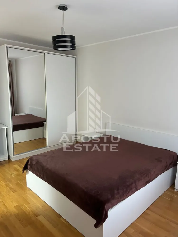 Apartament cu 2 camere de inchiriat, loc de parcare, Ghiroda - Agentia imobiliara APOSTU ESTATE va propune spre inchiriere un apartament cu 2 camere, spatios si luminos, situat in Ghiroda, o zona linistita si bine pozitionata din Timisoara, potrivit pentru cupluri,familii, sau persoane singure care isi doresc o locuinta unde sa se simta confortabil si cu acces facil catre aeraport, statii de autobuz, supermarketul Lidal, magazine de zona, parcuri.

Suprafata utila: 61 mp
Compartimentare eficienta:
-Hol de acces generos
-Bucatarie inchisa complet mobilata si utilata, cu loc de luat masa
-Living luminos si spatios
-Dormitor mobilat
-Baie prevazuta cu cada

Confort si facilitati:
-Incalzirea apartamentului: centrala proprie
-Apartamentul este complet mobilat si utilat
-Un loc de parcare se poate pune la dispozitie de catre proprietar

Localizare:
-Timis,Ghiroda – acces facil spre magazine, supermarketul Kaufland, scoli, parcuri si mijloace de transport in comun.

Ideal pentru:
-Familii
-Cupluri
-Persoane singure

Disponibilitate: imediata
Pret chirie lunara: 400 EURO
Programeaza o vizionare pentru a-ti putea imagina viitorul aici!
ID intern:CP3105768
