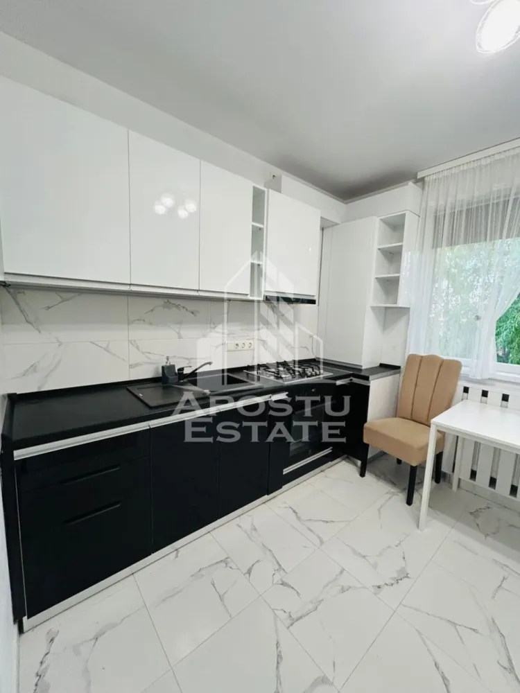 Apartament cu 2 camere de inchiriat, loc de parcare, Ghiroda - Agentia imobiliara APOSTU ESTATE va propune spre inchiriere un apartament cu 2 camere, spatios si luminos, situat in Ghiroda, o zona linistita si bine pozitionata din Timisoara, potrivit pentru cupluri,familii, sau persoane singure care isi doresc o locuinta unde sa se simta confortabil si cu acces facil catre aeraport, statii de autobuz, supermarketul Lidal, magazine de zona, parcuri.

Suprafata utila: 61 mp
Compartimentare eficienta:
-Hol de acces generos
-Bucatarie inchisa complet mobilata si utilata, cu loc de luat masa
-Living luminos si spatios
-Dormitor mobilat
-Baie prevazuta cu cada

Confort si facilitati:
-Incalzirea apartamentului: centrala proprie
-Apartamentul este complet mobilat si utilat
-Un loc de parcare se poate pune la dispozitie de catre proprietar

Localizare:
-Timis,Ghiroda – acces facil spre magazine, supermarketul Kaufland, scoli, parcuri si mijloace de transport in comun.

Ideal pentru:
-Familii
-Cupluri
-Persoane singure

Disponibilitate: imediata
Pret chirie lunara: 400 EURO
Programeaza o vizionare pentru a-ti putea imagina viitorul aici!
ID intern:CP3105768