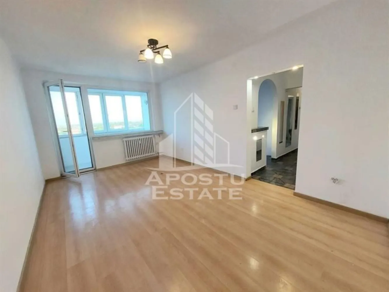 Apartament cu 3 camere, de vanzare, zona Sagului, Timisoara - Agentia imobiliara APOSTU ESTATE va ofera spre vanzare un apartament 3 camere, decomandat, mobilat si utilat, localizat in judetul Timis, Timisoara, zona Sagului.

Apartamentul are o suprafata de 65 mp utili + balcon si este situat la etajul 9 intr-un bloc izolat cu 10 etaje .

- Hol de acces

- Bucatarie

- Living cu balcon inchis

- Dormitor 

- Dormitor

- Baie cu cada si geam

Confortul termic este asigurat prin intermediul termoficarii dar se poate monta centrala proprie pe gaz .

Zona cu numeroase facilitati si puncte de interes precum: acces rapid si usor la mijloacele de transport in comun, Shopping city la cateva minute distanta, si alte supermarket-uri in apropiere, farmacii, institutii de invatamant, restaurante, baruri, cafenele si multe altele.

Agentia imobiliara Apostu Estate va ofera consultanta bancara gratuita prin intermediul colaboratorilor nostri pentru alegerea celui mai potrivit tip de credit, astfel incat tu sa devi noul proprietar al acestui apartament.

Va asteptam cu drag la o vizionare!
CP3052259