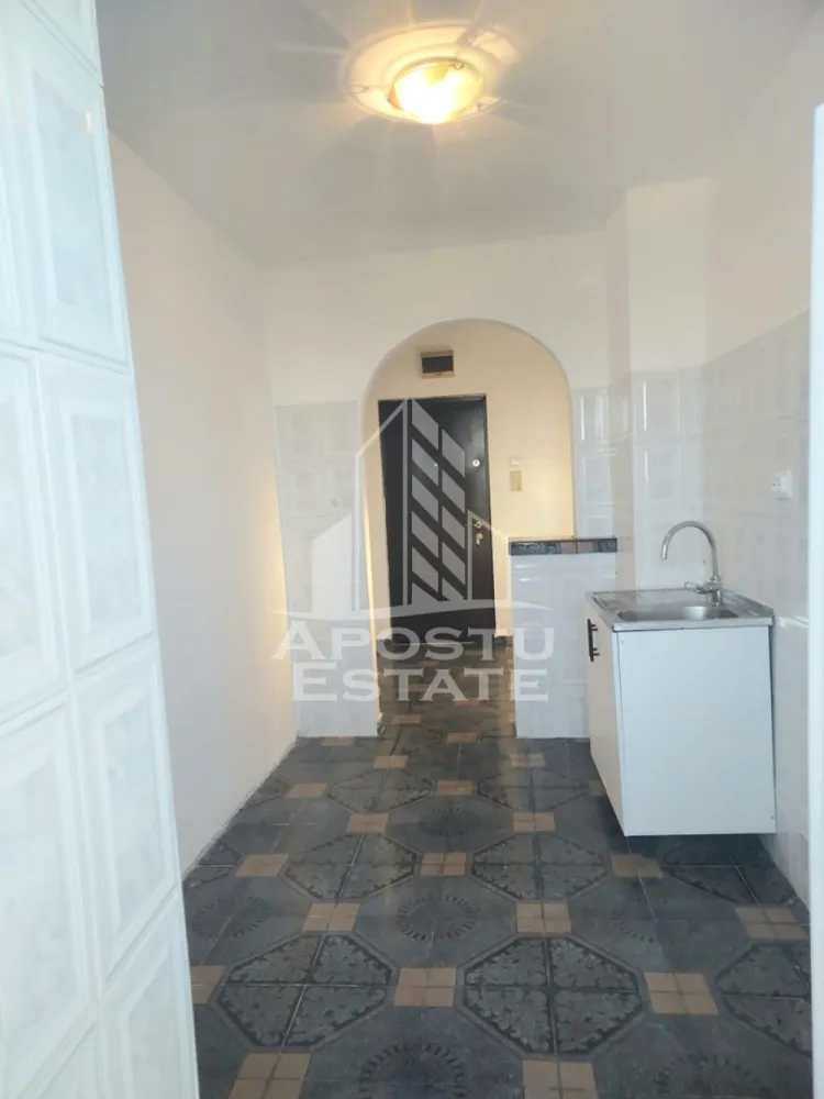 Apartament cu 3 camere, de vanzare, zona Sagului, Timisoara - Agentia imobiliara APOSTU ESTATE va ofera spre vanzare un apartament 3 camere, decomandat, mobilat si utilat, localizat in judetul Timis, Timisoara, zona Sagului.

Apartamentul are o suprafata de 65 mp utili + balcon si este situat la etajul 9 intr-un bloc izolat cu 10 etaje .

- Hol de acces

- Bucatarie

- Living cu balcon inchis

- Dormitor 

- Dormitor

- Baie cu cada si geam

Confortul termic este asigurat prin intermediul termoficarii dar se poate monta centrala proprie pe gaz .

Zona cu numeroase facilitati si puncte de interes precum: acces rapid si usor la mijloacele de transport in comun, Shopping city la cateva minute distanta, si alte supermarket-uri in apropiere, farmacii, institutii de invatamant, restaurante, baruri, cafenele si multe altele.

Agentia imobiliara Apostu Estate va ofera consultanta bancara gratuita prin intermediul colaboratorilor nostri pentru alegerea celui mai potrivit tip de credit, astfel incat tu sa devi noul proprietar al acestui apartament.

Va asteptam cu drag la o vizionare!
CP3052259