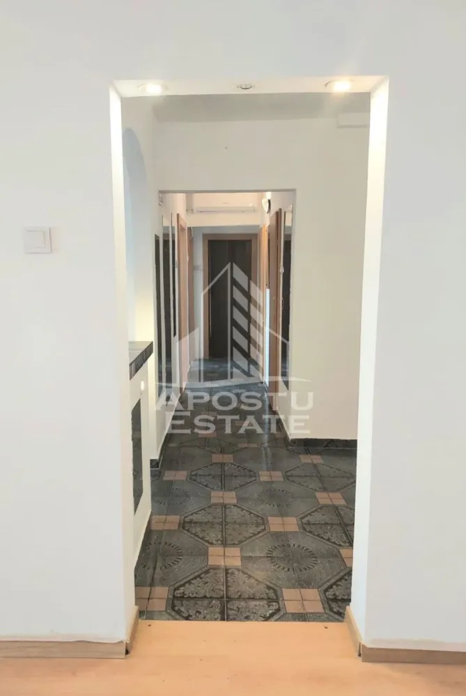 Apartament cu 3 camere, de vanzare, zona Sagului, Timisoara - Agentia imobiliara APOSTU ESTATE va ofera spre vanzare un apartament 3 camere, decomandat, mobilat si utilat, localizat in judetul Timis, Timisoara, zona Sagului.

Apartamentul are o suprafata de 65 mp utili + balcon si este situat la etajul 9 intr-un bloc izolat cu 10 etaje .

- Hol de acces

- Bucatarie

- Living cu balcon inchis

- Dormitor 

- Dormitor

- Baie cu cada si geam

Confortul termic este asigurat prin intermediul termoficarii dar se poate monta centrala proprie pe gaz .

Zona cu numeroase facilitati si puncte de interes precum: acces rapid si usor la mijloacele de transport in comun, Shopping city la cateva minute distanta, si alte supermarket-uri in apropiere, farmacii, institutii de invatamant, restaurante, baruri, cafenele si multe altele.

Agentia imobiliara Apostu Estate va ofera consultanta bancara gratuita prin intermediul colaboratorilor nostri pentru alegerea celui mai potrivit tip de credit, astfel incat tu sa devi noul proprietar al acestui apartament.

Va asteptam cu drag la o vizionare!
CP3052259