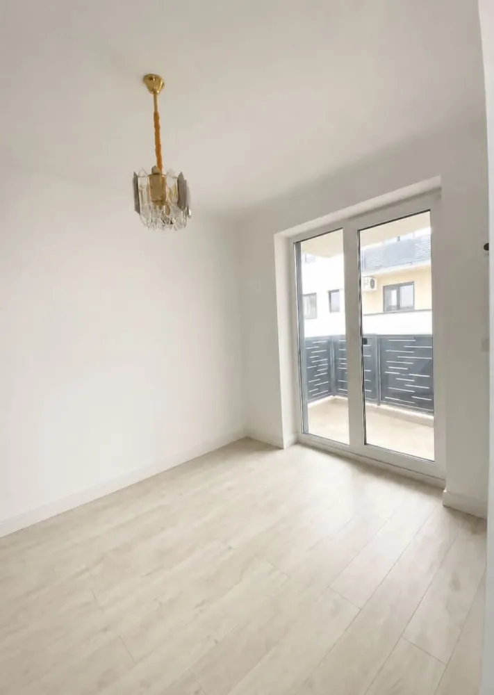 Apartament 4 camere , etaj 1 , strada Aurel Vlaicu ! - Agentia Direkt Imobiliare propune spre vanzare apartament spatios pozitionat la etajul 1 , in zona Valea Rusului , pe strada Aurel Vlaicu .

Imobilul este constructie noua , are o suprafata de 100 mp , si este compus din : living si bucatarie openspace , 3 dormitoare fiecare cu balcon , 1 baie .

Dispune de loc de parcare suprateran .

Avantaje : – ofera confort si libertate de miscare

– permite organizarea mai buna a lucrurilor

– luminozitate crescuta

– spatii aerisite