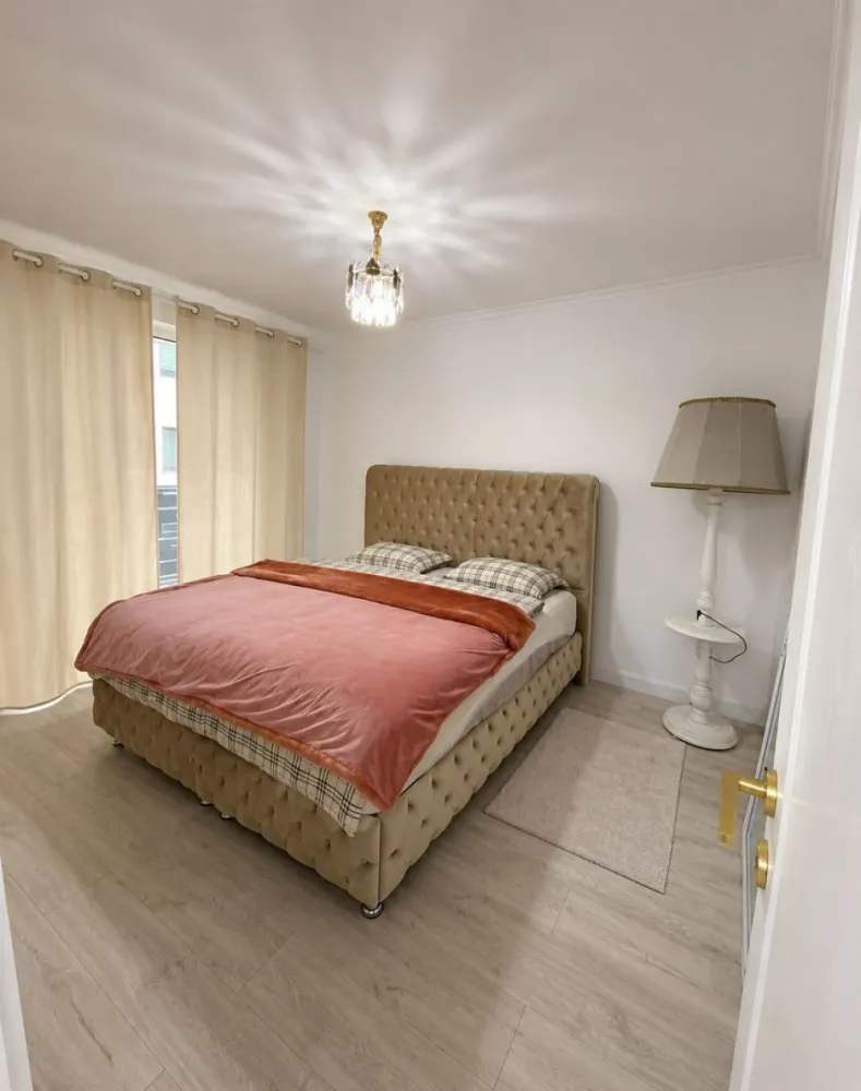 Apartament 4 camere , etaj 1 , strada Aurel Vlaicu ! - Agentia Direkt Imobiliare propune spre vanzare apartament spatios pozitionat la etajul 1 , in zona Valea Rusului , pe strada Aurel Vlaicu .

Imobilul este constructie noua , are o suprafata de 100 mp , si este compus din : living si bucatarie openspace , 3 dormitoare fiecare cu balcon , 1 baie .

Dispune de loc de parcare suprateran .

Avantaje : – ofera confort si libertate de miscare

– permite organizarea mai buna a lucrurilor

– luminozitate crescuta

– spatii aerisite