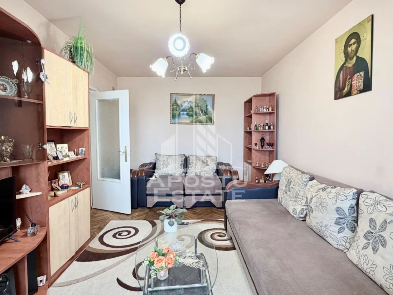 Apartament de vanzare Calea Torontalului Cetatii centrala boxa - APOSTU ESTATE va propune spre vanzare in exclusivitate un apartament cu doua camere, decomandat, situat la etaj intermediar, intr-un bloc cu lift in zona Dacia, la doi pasi de Iulius Town.

Compartimentare:
-hol de acces;
-camera de zi cu balcon;
-bucatarie inchisa;
-dormitor;
-baie cu geam de aerisire.

Apartamentul este dotat cu centrala termica. 

Foarte bine pozitionat:
- la cateva minute de mers pe jos de Iulius Town;
- Lidl in fata blocului;
- mijloace de transport in comun la scara;
- mai multe unitati de invatamant;
-parcuri pentru copii.

Boxa este trecuta in extrasul de carte funciara.

Va invitam la o vizionare chiar astazi!