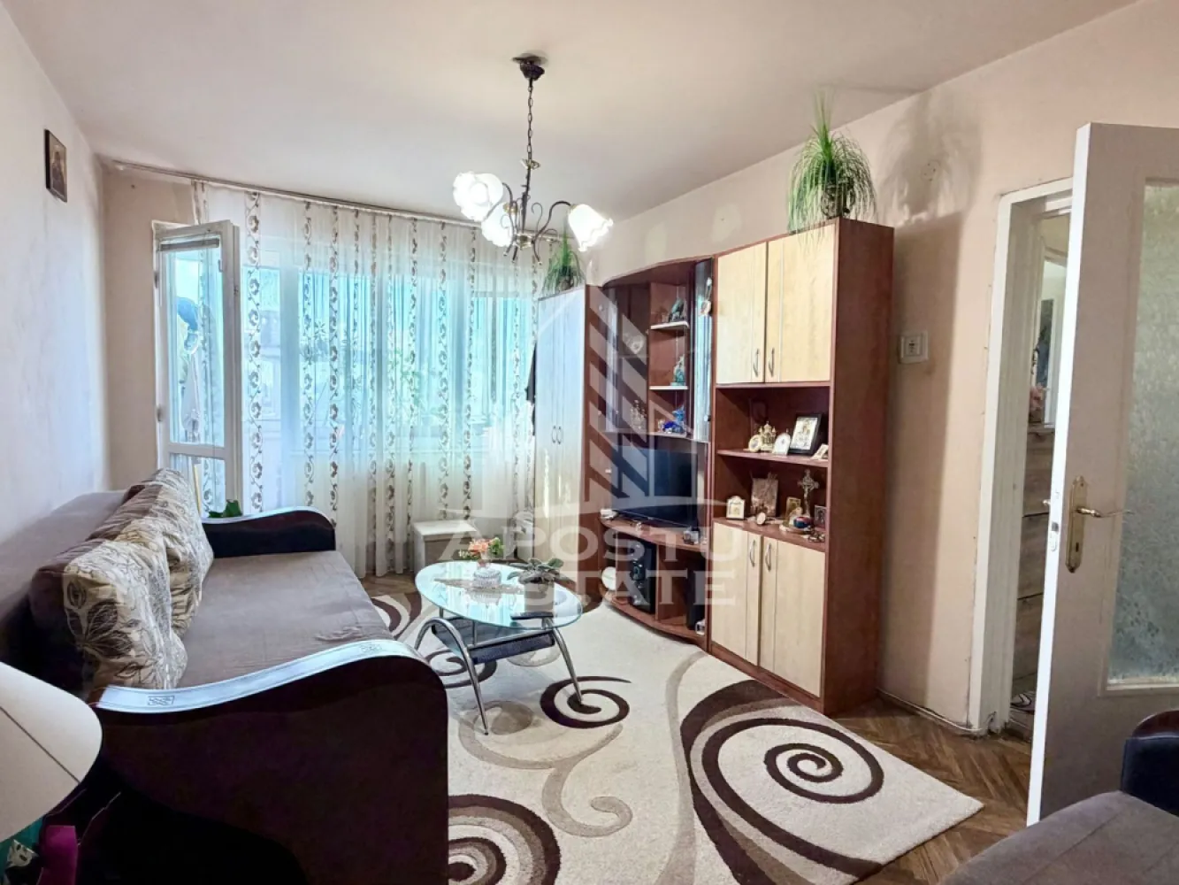 Apartament de vanzare Calea Torontalului Cetatii centrala boxa - APOSTU ESTATE va propune spre vanzare in exclusivitate un apartament cu doua camere, decomandat, situat la etaj intermediar, intr-un bloc cu lift in zona Dacia, la doi pasi de Iulius Town.

Compartimentare:
-hol de acces;
-camera de zi cu balcon;
-bucatarie inchisa;
-dormitor;
-baie cu geam de aerisire.

Apartamentul este dotat cu centrala termica. 

Foarte bine pozitionat:
- la cateva minute de mers pe jos de Iulius Town;
- Lidl in fata blocului;
- mijloace de transport in comun la scara;
- mai multe unitati de invatamant;
-parcuri pentru copii.

Boxa este trecuta in extrasul de carte funciara.

Va invitam la o vizionare chiar astazi!